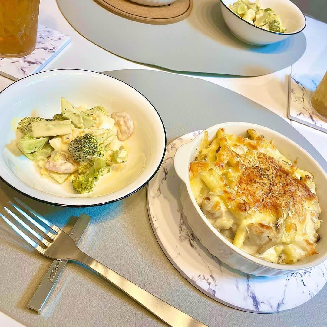 愛内心愛さんのインスタグラム写真 - (愛内心愛Instagram)「①バルサミコ酢風味のチーズきのこリゾット、カプレーゼ  ②ハンバーグ、コンソメスープ、野菜サラダ、きゅうりの浅漬け  ③ます寿司、そーめん  ④プルコギ、サンラータンスープ、大根とにんじんの胡麻マヨサラダ、きゅうりの浅漬け  ⑤タンドリーチキン、お味噌汁、マカロニサラダ、さつまいもの煮物  ⑥グラタンドリア、海老と玉子とブロッコリーのサラダ  ⑦モロヘイヤとオクラとベーコンの和風パスタ、ミネストローネ  ⑧鶏胸肉のカレーピカタ、ミネストローネ  ⑨大葉チーズの豚肉巻き、付け合わせ野菜、ピーマンとツナとコーンのチヂミ、お味噌汁  ⑩ゴーヤチャンプルー、ナスとピーマンの揚げ浸し、油そば  #最近の手作りご飯記録 #料理好きな人と繋がりたい  #趣味は料理 #彼氏のために作るご飯 #毎日3食作ってる #cooking #おウチで大北海道展アンバサダー募集」9月16日 15時16分 - cocotandesu