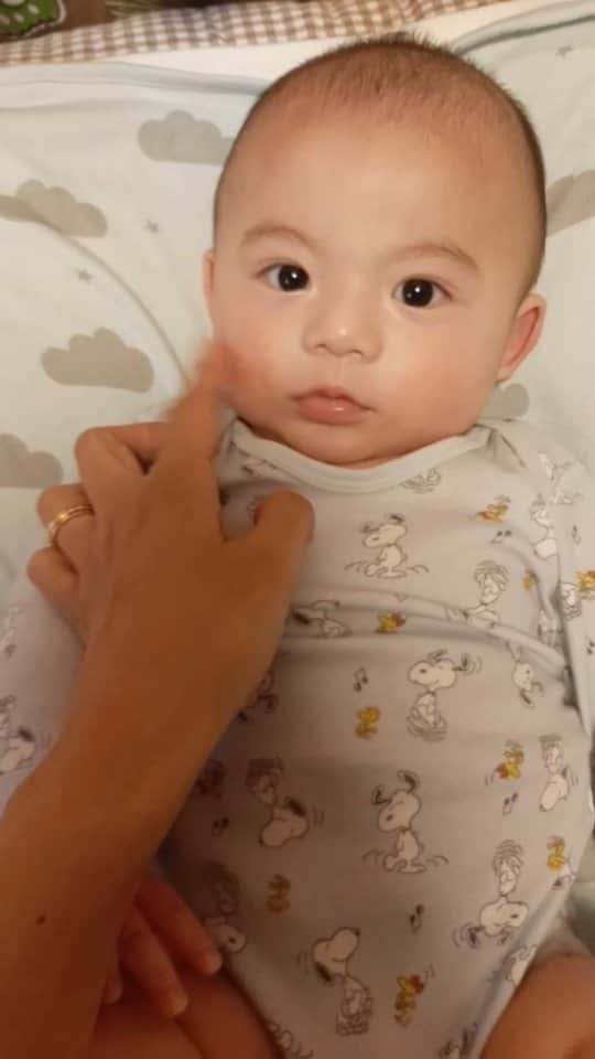 友利愛美のインスタグラム：「やってみたかったやつ👶ほっぺ、んーまっ😍💕  👶👶👶👶👶👶👶 #赤ちゃんのいる暮らし #baby #男の子ベビー#新米ママ#生後4ヶ月」
