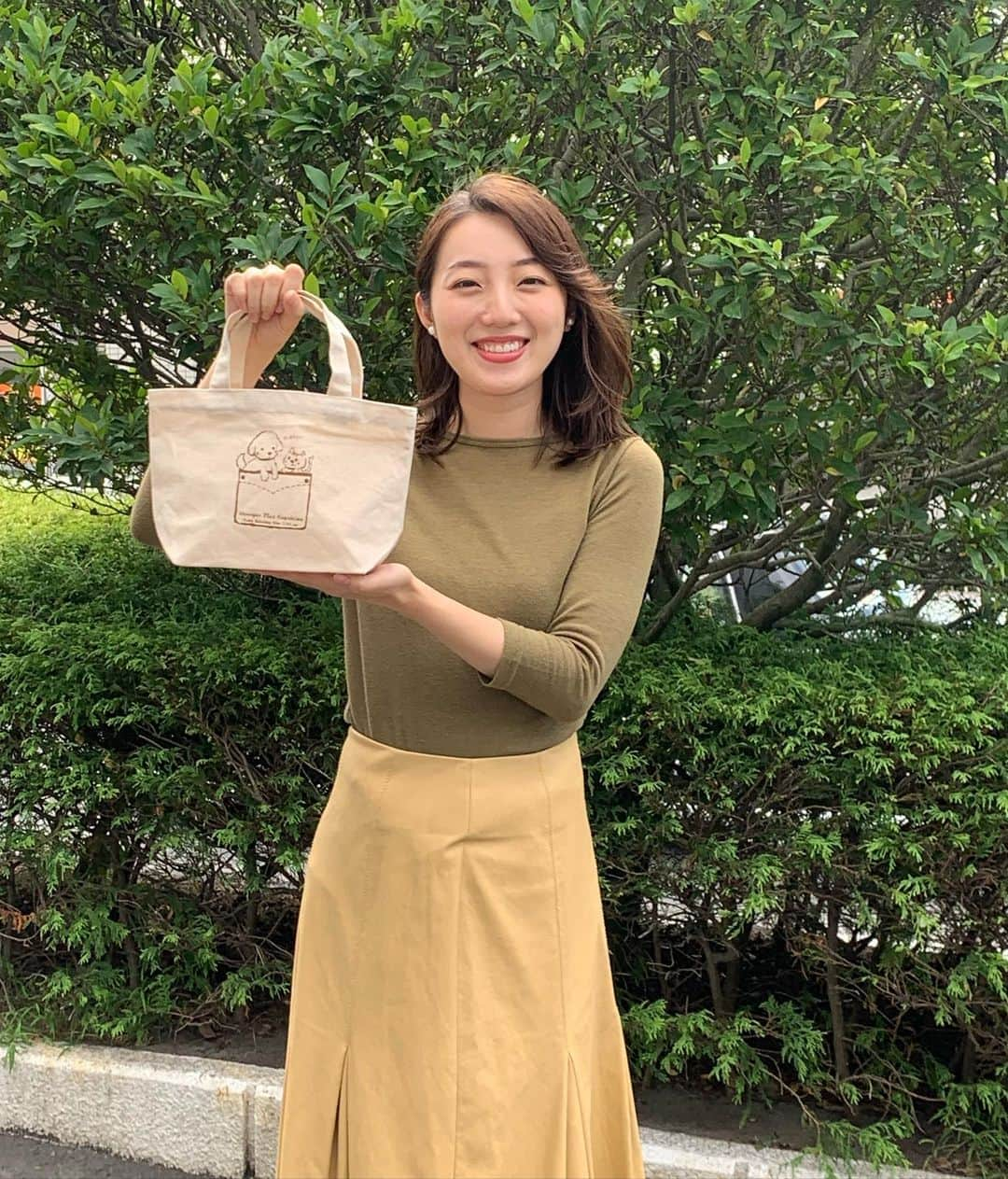 美川愛実のインスタグラム：「わんにゃんバッグ👜は手のひらサイズですが500mlのペットボトルは横にして２本はすっぽり入ります。✌️  わんちゃんとのお散歩にもぴったりです🐶猫ちゃんのおもちゃも入りそうです🐱  あす17日かごしま県民交流センターで開催するKTSの日で、チャリティーバッグを販売します。  一つ1000円（税込）です。 売上の一部は鹿児島の動物愛護団体などに寄付させていただきます。  会場中ホールでの販売です😊 その他これまでに出会ったわんちゃんねこちゃんの写真が並んだブースもありますのでぜひお越しください！！  @kts8ch @kts_event @wannyanplus」