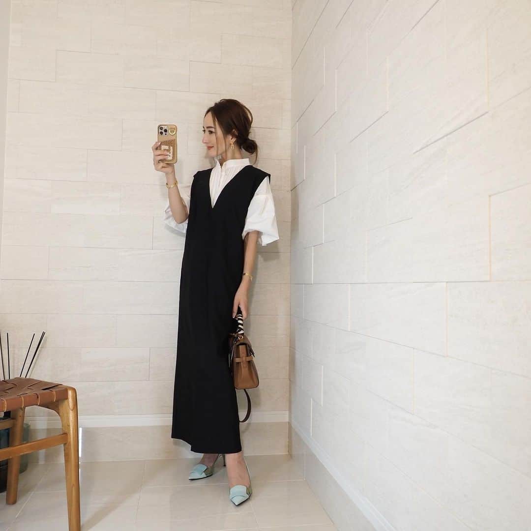 のインスタグラム：「このタイプの深Vネックノースリワンピ、 春夏からも大活躍😍 春夏はノースリーブやTシャツをレイヤード、秋はブラウスやニットを❤️ そしてやっぱり ブラックが万能😍  dress @bonjoursagan #bonjoursagan #ボンジュールサガン　　zozoで1000円offのクーポンが出てましたよ❤️  shoes #sergiorossi  bag#delvaux  . #coordinate#fashion#outfit#ootd#instafashion#コーデ#コーディネート#ファッション」