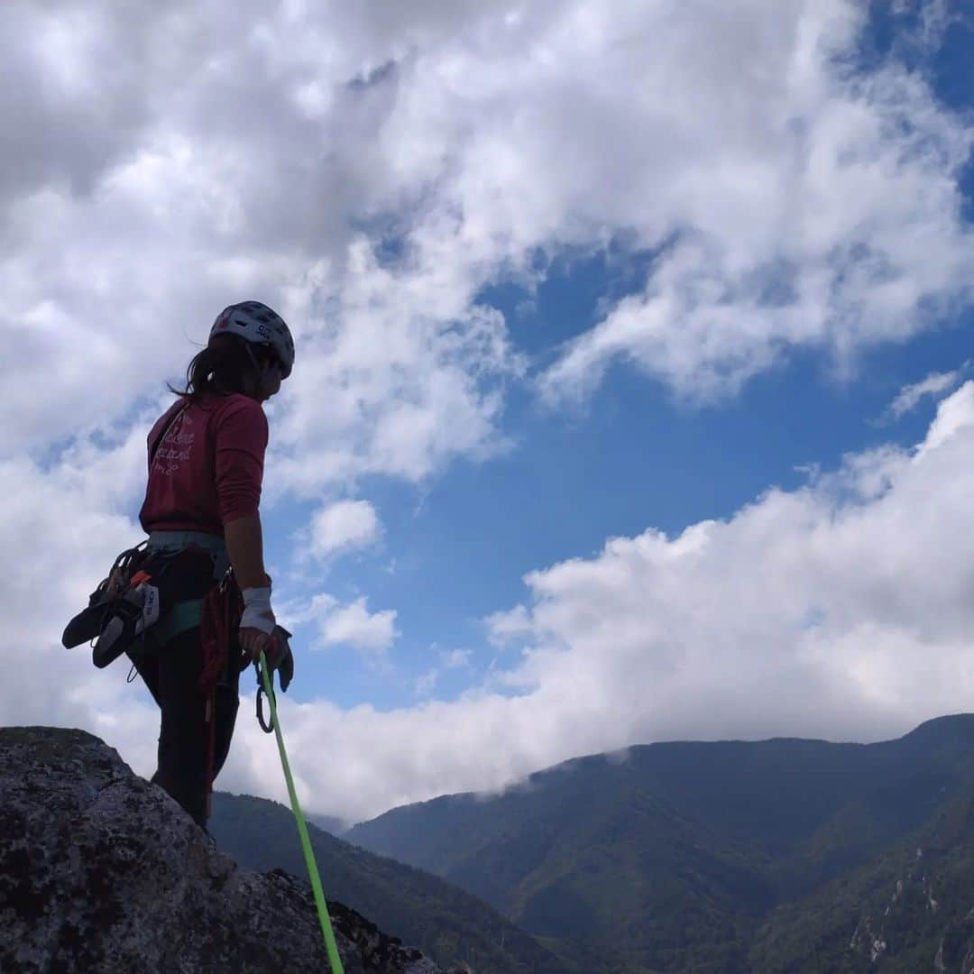 ＩＣＩ石井スポーツエベレスト＆ローツェ登山隊のインスタグラム：「明大山岳部の後輩と小川山でした 若いっていいな 若者頑張れ！  今週はお天気良かったですね 暑かった でも週末は台風接近という… Have a good weekend！  #石井スポーツ #石井スポーツ登山学校 #石井スポーツアドベンチャーズ #明大山岳部 #明治大学体育会山岳部  #国際山岳ガイド #天野和明 #小川山 #マルチピッチクライミング」