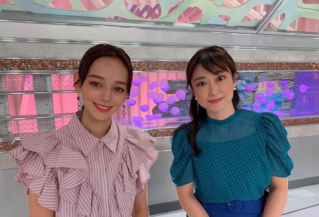 倉野麻里のインスタグラム：「SDGsで一緒の世良マリカさん。  ウッカリ「まりかちゃん」と呼んでは失礼なくらいしっかりしています✨✨  エンディングまで一緒だったので久しぶりに一緒に写真撮れました😍  また来週よろしくお願いします🙏  フロアのYくんが気を利かせてアプリで盛ってくれました🤣  #日経ニュースプラス9 #世良マリカ さん」