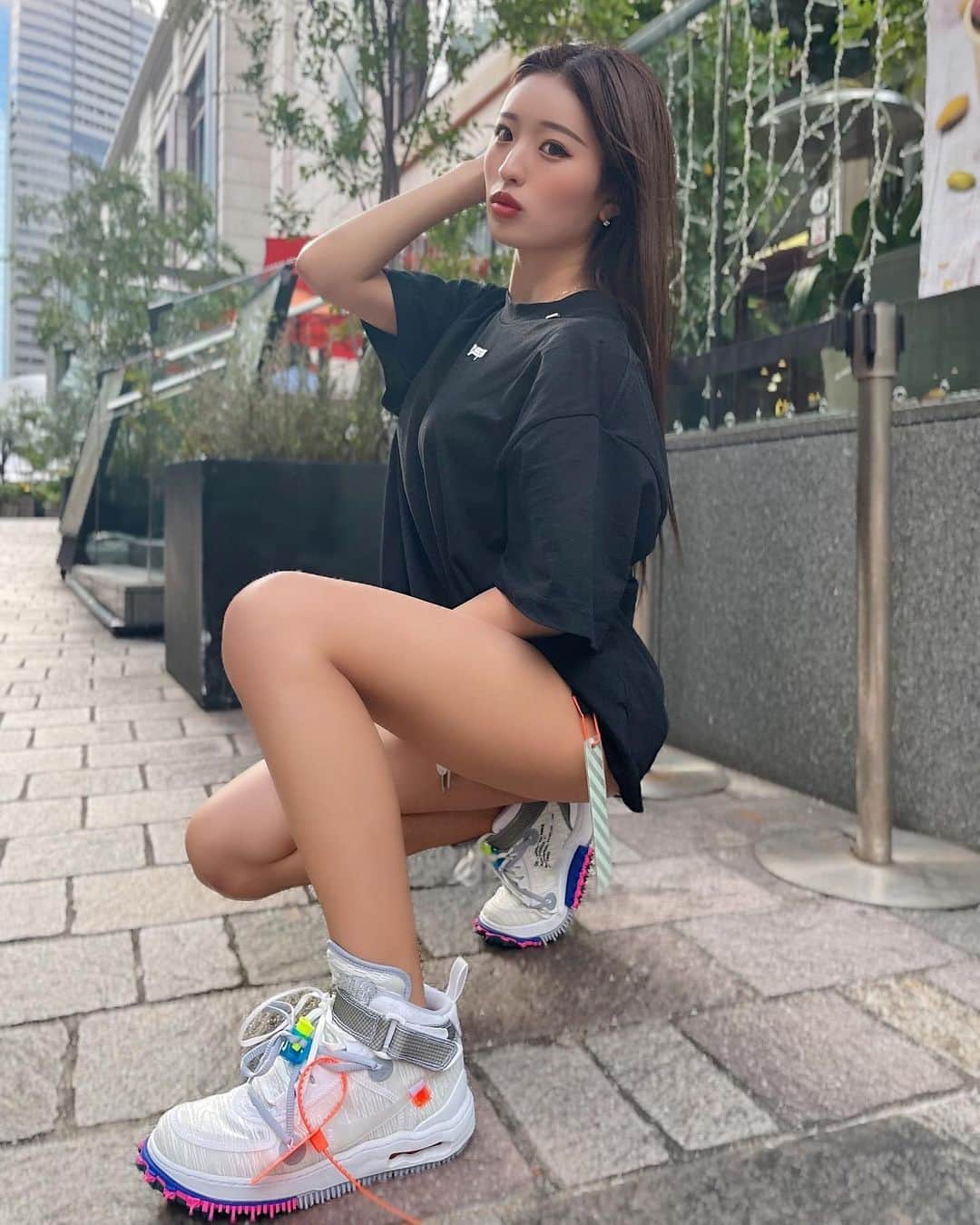 MIYABIのインスタグラム：「今日も楽しい現場でした✨  みんなもお疲れ様💋  たまにはラフな感じも🤍  #オフホワイト と#ナイキスニーカー コラボGETできたの〜👟  どうかなぁ？似合ってる？😳🤍  コメントで教えてっ🙈  #cyberjapan  #オフホワイトナイキ」