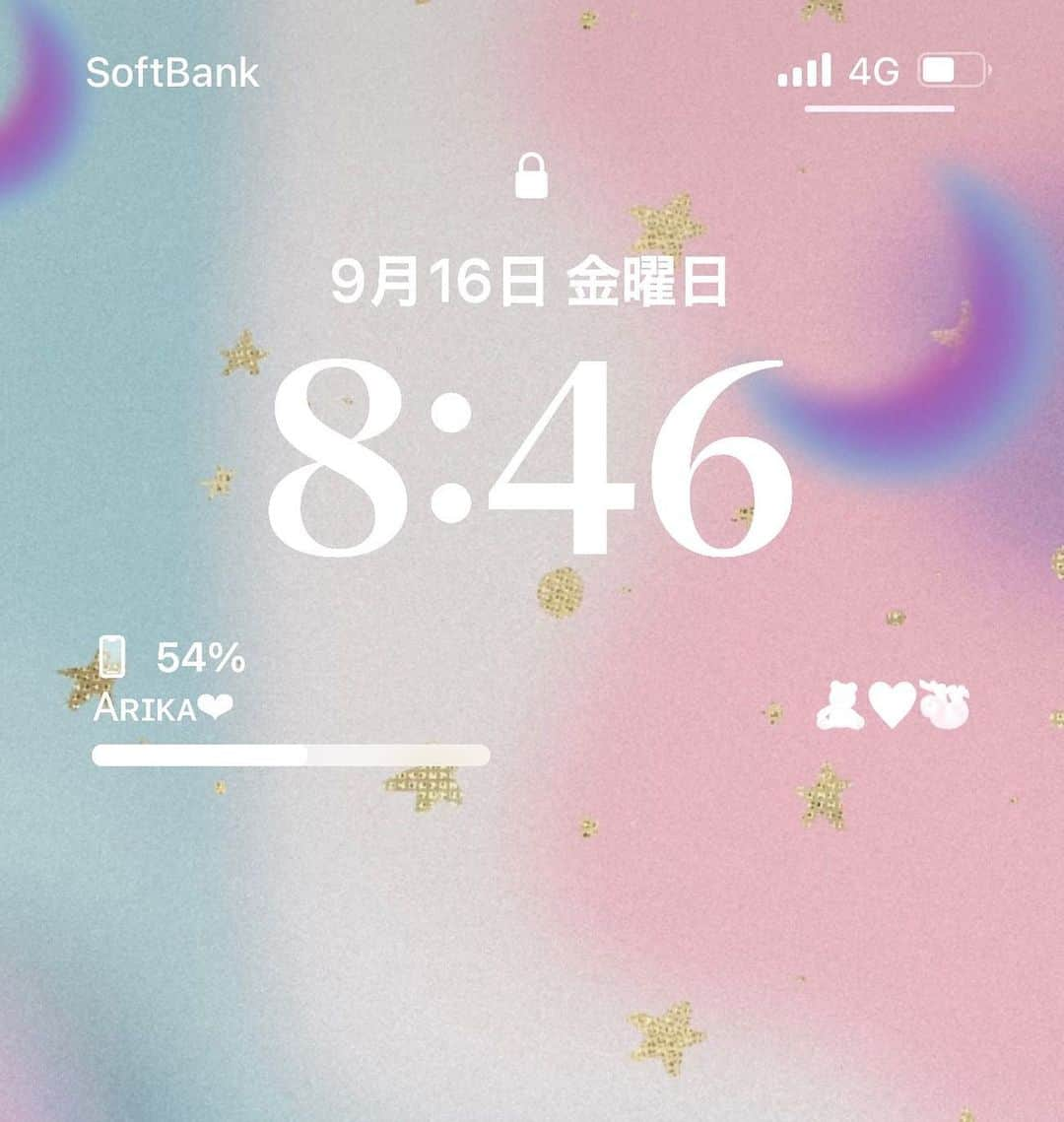町田亜里香のインスタグラム：「🕯iPhoneアプデ𓂂𑀀  iPhoneのアプデで ロック画面が可愛くなった🧸💓ˊ˗ 時計のフォントや、 カラー変更はもちろんˊ˗  好きな絵文字も追加できる🦥🤍 可愛すぎる(*´・ω・)。  詳しくは、 ハイライトに残しておきます👀 絵文字のやつがちょっと難しい🫶  #ホーム画面 #ホーム画面カスタマイズ  #ロック画面 #iphone #lodgety」