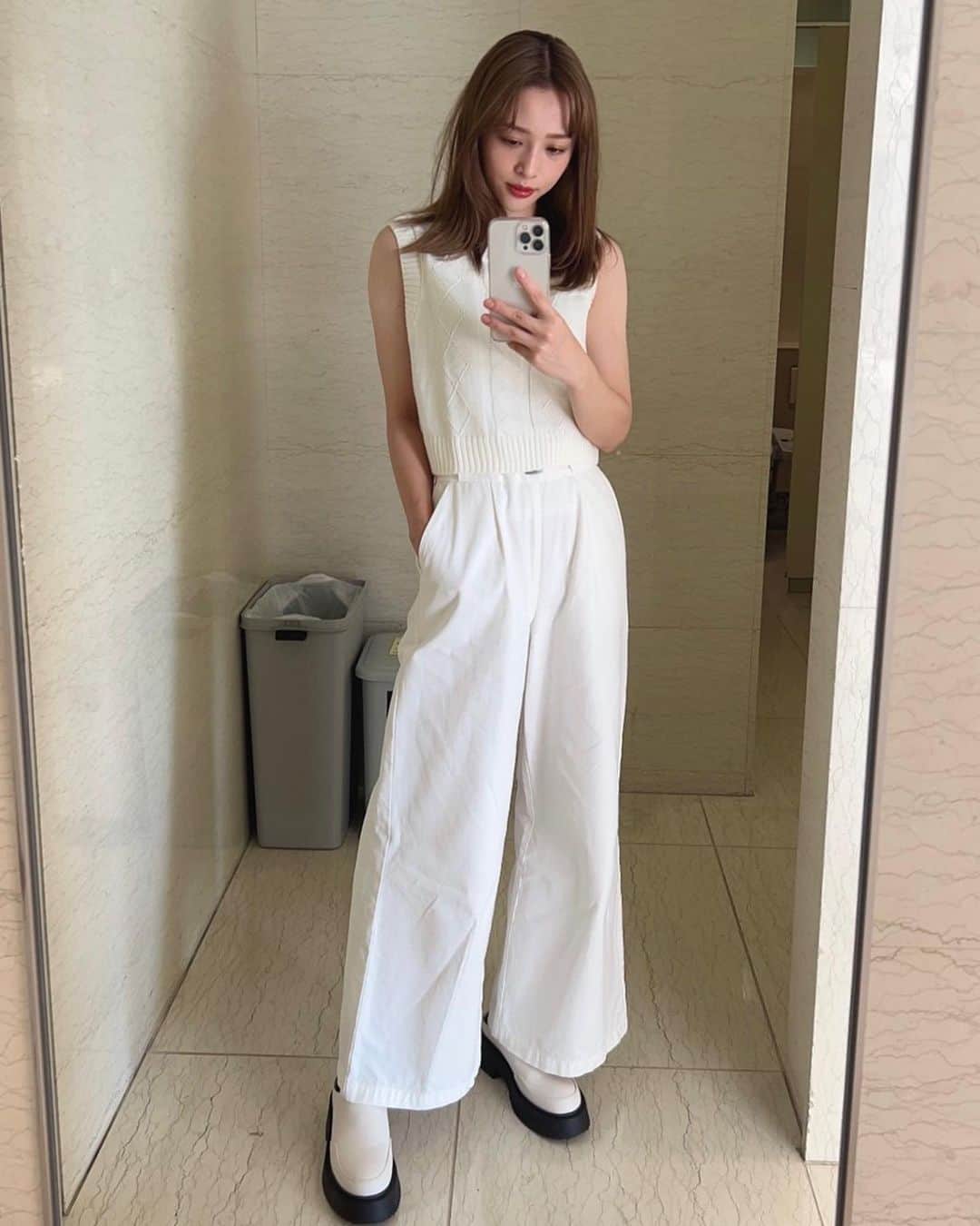 神部美咲のインスタグラム：「いっつも真っ黒なのに 今日は真っ白  後ろのゴミ箱気になる人🙋‍♀️」