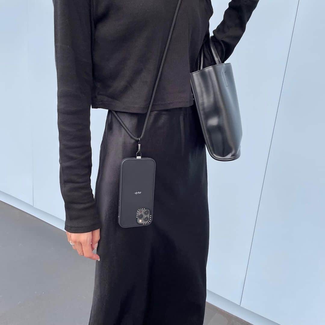 鈴木凪沙のインスタグラム：「🆕📲🪢  洋服に合わせてオールブラックで🖤 今回もイヴの名前入り🐕‍🦺♡  @casetify @casetify_jp  #casetify #showyourcolors #スマホショルダー  #mypieni」