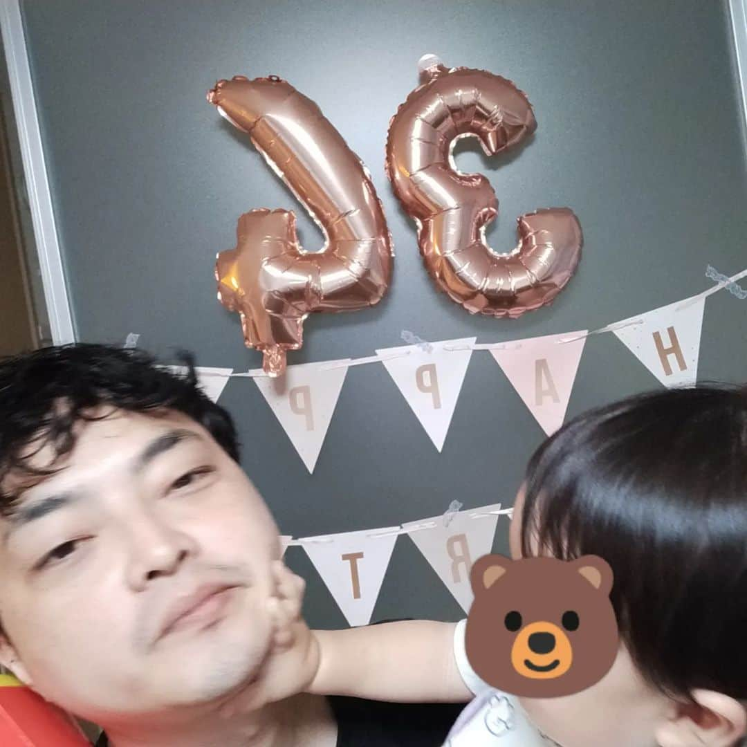 吉川莉早さんのインスタグラム写真 - (吉川莉早Instagram)「ハッピーバースデー🎂✨  息子に吸い付いて全力で拒否されている😂  プレゼントは現金。 物欲は無いけど、お金のかかる趣味のある人にぴったり💰!」9月16日 18時50分 - liisakawa