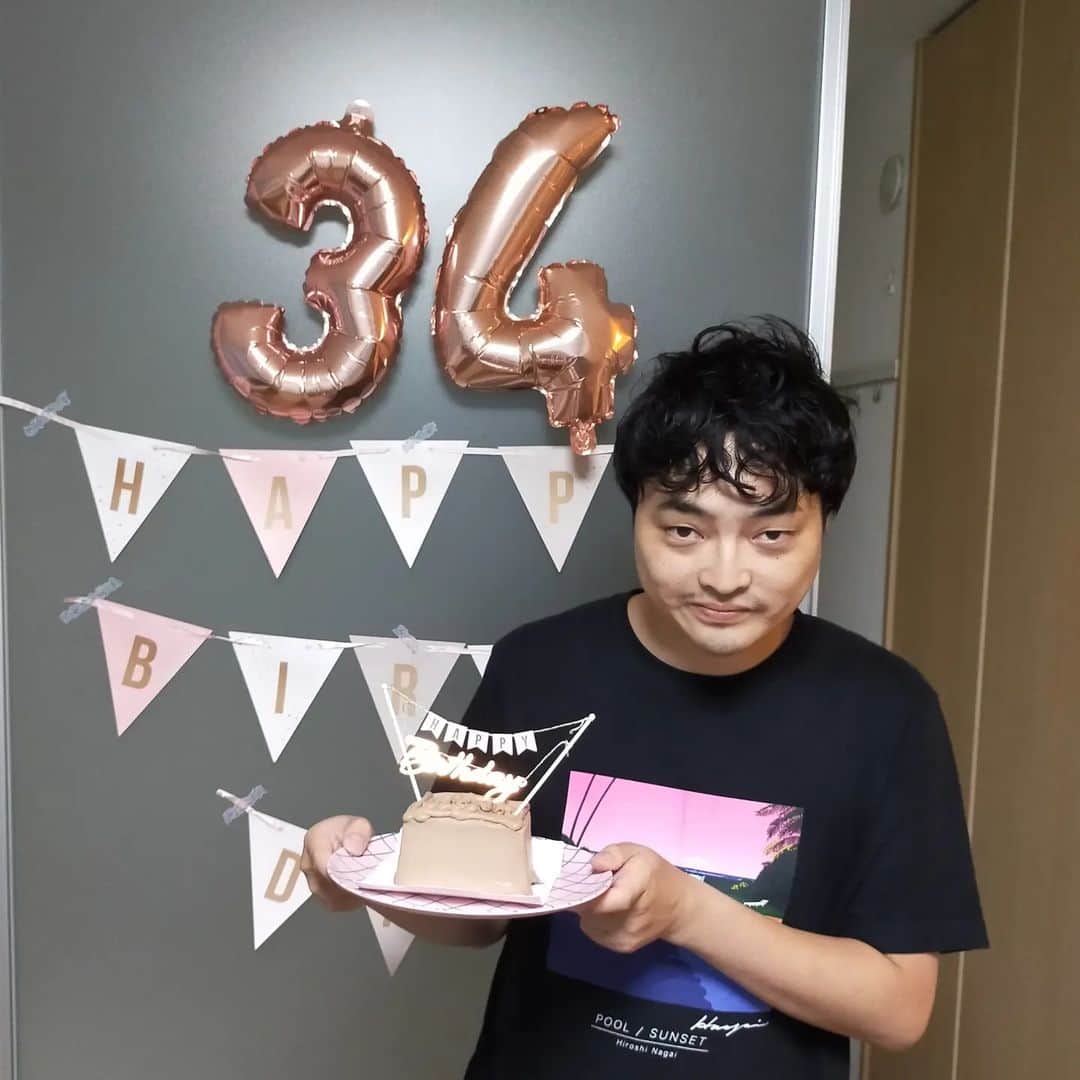 吉川莉早のインスタグラム：「ハッピーバースデー🎂✨  息子に吸い付いて全力で拒否されている😂  プレゼントは現金。 物欲は無いけど、お金のかかる趣味のある人にぴったり💰!」