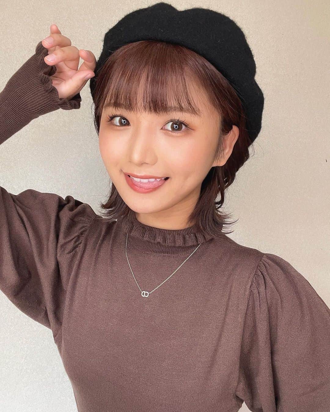山本ゆうかのインスタグラム：「早く秋になってベレー帽被りたい🙄 (犬の毛が付いているのは見逃して下さい) . 秋服も早く着たいなぁ( ˘ω˘ ) このフリルトップスがベレー帽と合いすぎて(´ཀ` )！可愛い！ . オルピック @olupic_official  というブランドで SHOPLISTのタイムセールで1000円オフです⏰ 1999円という安さ…ありがたや… . . #OLUPIC #オルピック . .」