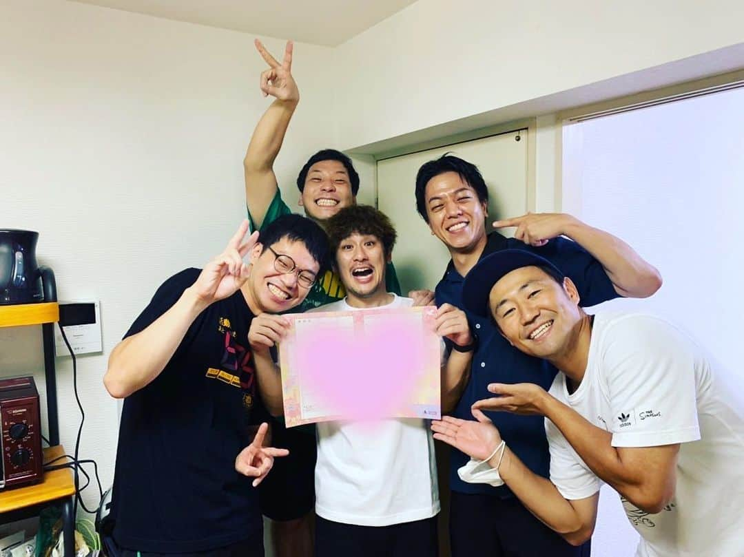 吉田圭佑さんのインスタグラム写真 - (吉田圭佑Instagram)「9.16 入籍しました！ 37歳、夏の終わり！ 婚姻届はずっとずっとお世話になってるTHIS IS パンの岡下さんに書いてもらいました！ 美味しいご飯もご馳走になってその後、インディアンス田渕、サク、ハラコも来て楽しい思い出の一日となりました！ これから楽しい人生を送れる様に頑張って行きますんでどうぞよろしくお願いします！ 奥さんの顔は恥ずいからって理由でNG食らいました！  #結婚　#猫　#どうぞよろし」9月16日 19時25分 - aprdksk