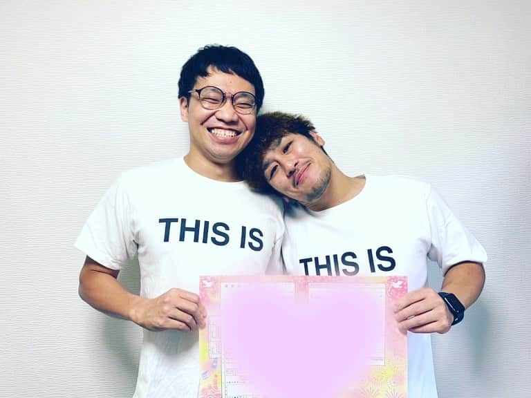 吉田圭佑さんのインスタグラム写真 - (吉田圭佑Instagram)「9.16 入籍しました！ 37歳、夏の終わり！ 婚姻届はずっとずっとお世話になってるTHIS IS パンの岡下さんに書いてもらいました！ 美味しいご飯もご馳走になってその後、インディアンス田渕、サク、ハラコも来て楽しい思い出の一日となりました！ これから楽しい人生を送れる様に頑張って行きますんでどうぞよろしくお願いします！ 奥さんの顔は恥ずいからって理由でNG食らいました！  #結婚　#猫　#どうぞよろし」9月16日 19時25分 - aprdksk