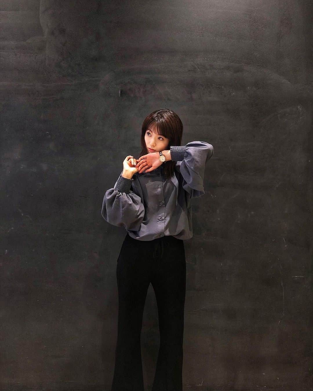 杉枝真結のインスタグラム：「☺︎ この日のファッションは、秋に突入。  秋服を選ぶのが…着るのが…とっても楽しい👗 ニットのボトムスは、少し気が早かったかもだけど🙈(笑)  @classicalelf_official の ブラウスは ブルー系その他 の Mサイズを選んだのですが💙 付け襟の刺繍が大人可愛いデザインだし！！ ナシVer.もブラウスも、カラー含めて雰囲気が好き。 シンプル過ぎず、甘くなり過ぎないところが好き☺️  #クラシカルエルフ #classicalelf #エルフコーデ #タイアップ #uniqlo #gu #zara #ユニクロ #ジーユー #ザラ #ビッグカラー #ビッグカラーブラウス #ブラウス #刺繍ブラウス #今日の服 #今日のコーデ」
