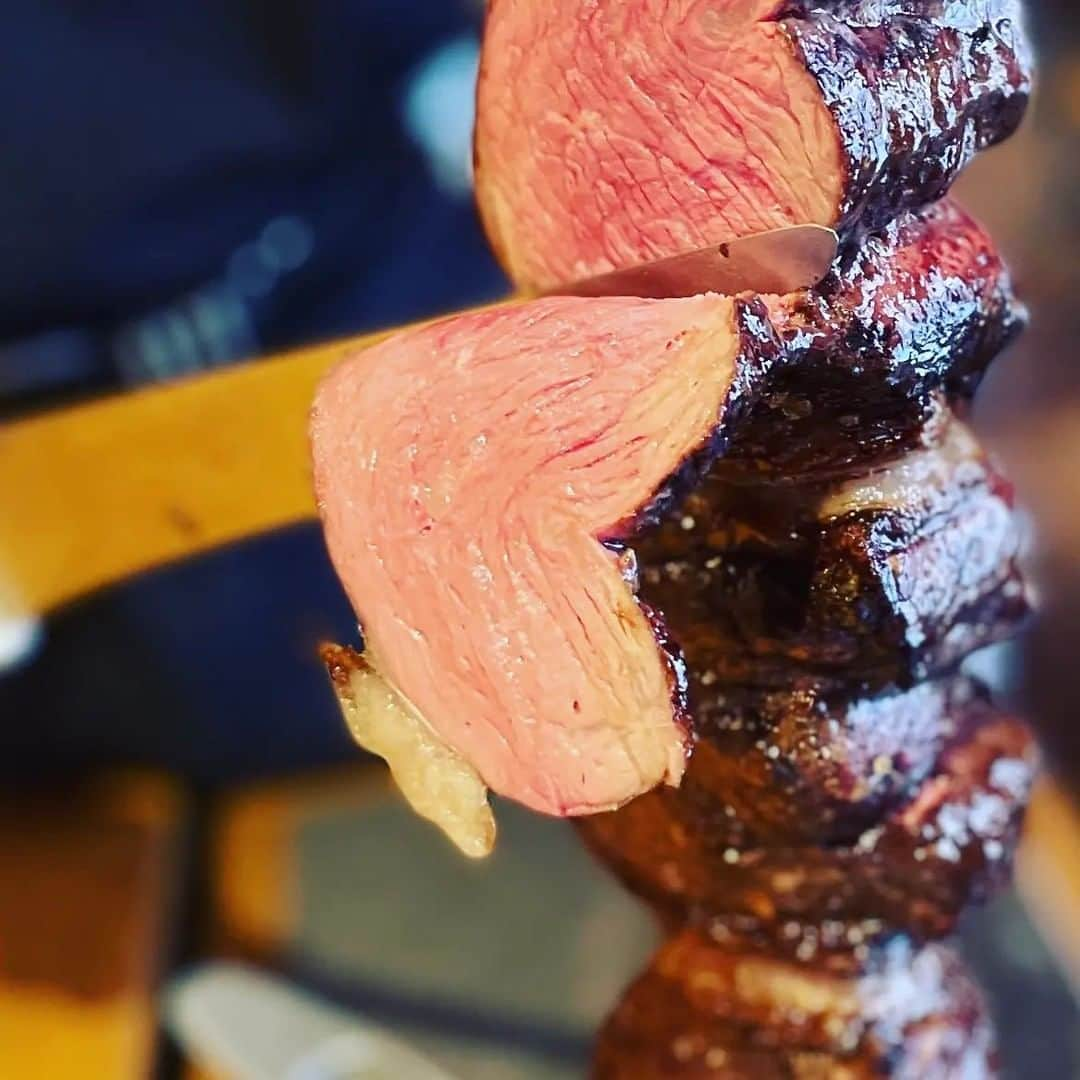 RIO GRANDE GRILL公式のインスタグラム：「食欲の秋到来🍖✨  秋の夜長のおしゃべりのおともに、ジューシーで何度でも食べたくなるシュラスコを堪能しませんか😋  お肉を食べながらついついお酒もすすみ、いつもよりちょっと会話が弾むかも💛  皆さまのご来店をお待ちしております💡  ※写真はイメージとなります _/_/_/_/_/_/_/_/_/_/  プロフィールのURLより、各店WEB予約を承っております💻 http://riogrande.createrestaurants.com/jp/  #riograndegrill #リオグランデグリル #リオグランデグリル横浜 #リオグランデグリルイクスピアリ #リオグランデグリル恵比寿 #リオグランデグリル六本木 #シュラスコ #シュラスコ食べ放題 #食べ放題 #食べ放題ランチ #お肉 #お肉好き #お肉料理 #肉の日 #お肉大好き #肉好きな人と繋がりたい #肉好き男子 #肉好き女子 #肉好き #恵比寿グルメ #六本木グルメ #イクスピアリ #横浜グルメ #ブラジル料理 #ワインに合う #ビールにあう #美味しいお店 #美味しいご飯」