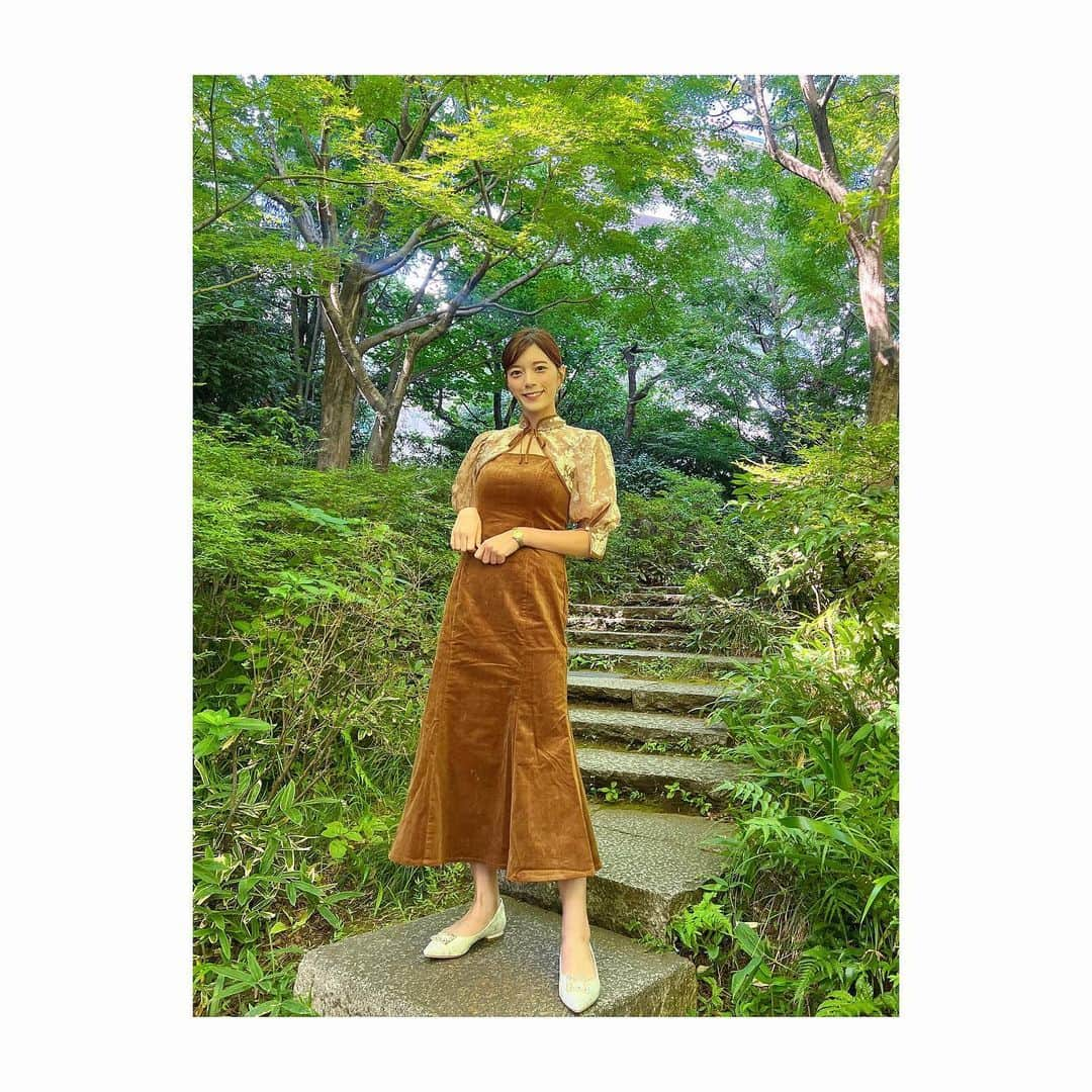 三谷紬さんのインスタグラム写真 - (三谷紬Instagram)「* 深緑の毛利庭園で🌿❤︎ #三谷の衣装 は少し秋めいてきました🍁 あと数ヶ月すればこの葉っぱも赤く色づいてくるはず！ 茶色のワンピースとボレロがセットになっていて 結婚式でも使えそうなデザイン🥰 素材といい、色といい、秋らしさも感じるワンピースですよね🧡 * #ootd#ootn#outfit#衣装#洋服#leja#ワンピース#onepiece#ボレロ#bolero#セットアップ#setup#パンプス#pumps#ブラウン#brown#結婚式コーデ#お呼ばれドレス#お呼ばれコーデ#結婚式#テレビ朝日#アナウンサー#三谷紬」9月16日 20時02分 - mitani_tsumugi