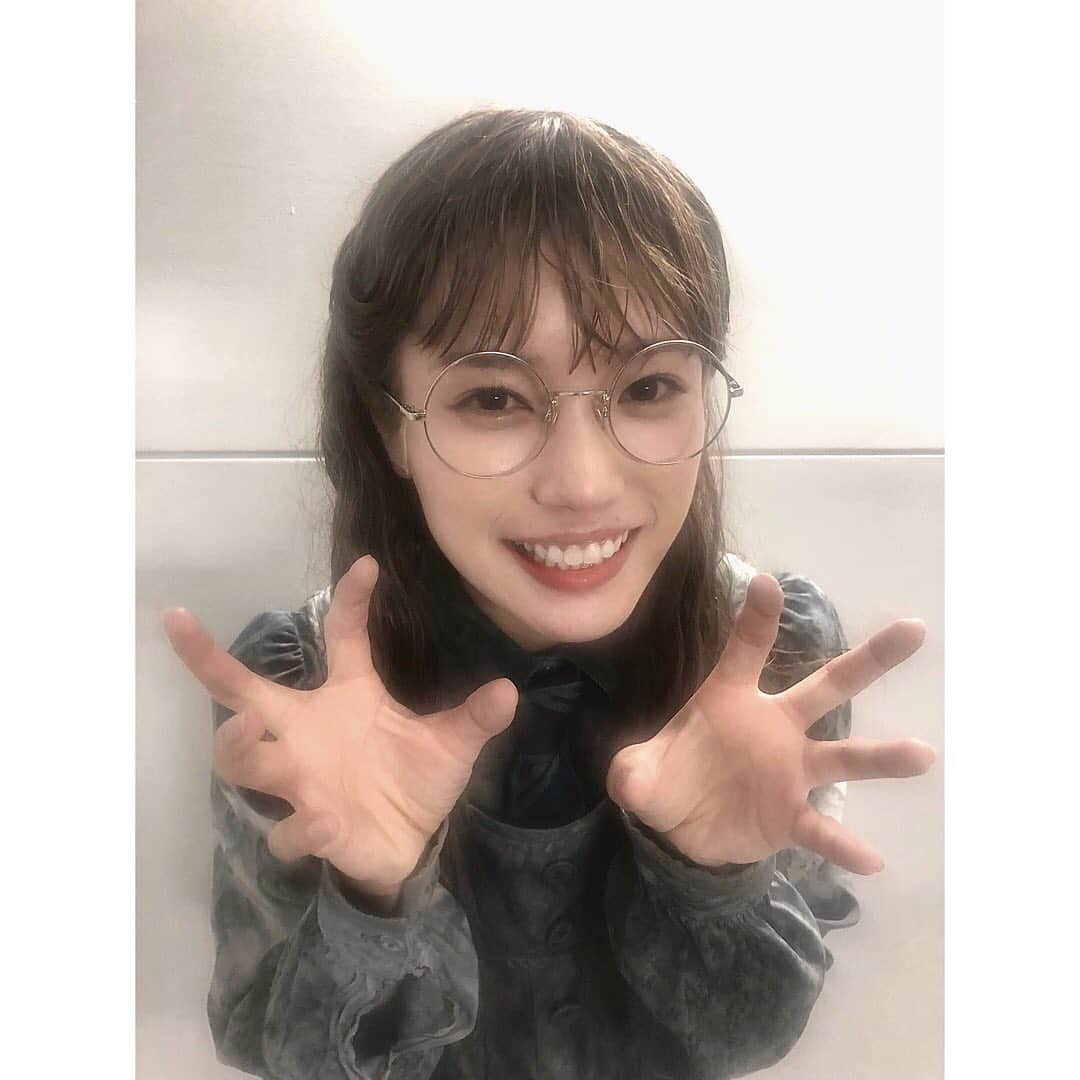 美山加恋のインスタグラム：「総観客数10万人突破‼️ そして90公演目の記念すべき回。 本日もお越しいただきありがとうございました。 お客様のきれいなルーモス、最高の瞬間だった✨  やっとオフショット撮れた…‼︎  #舞台ハリポタ #嘆きのマートル」