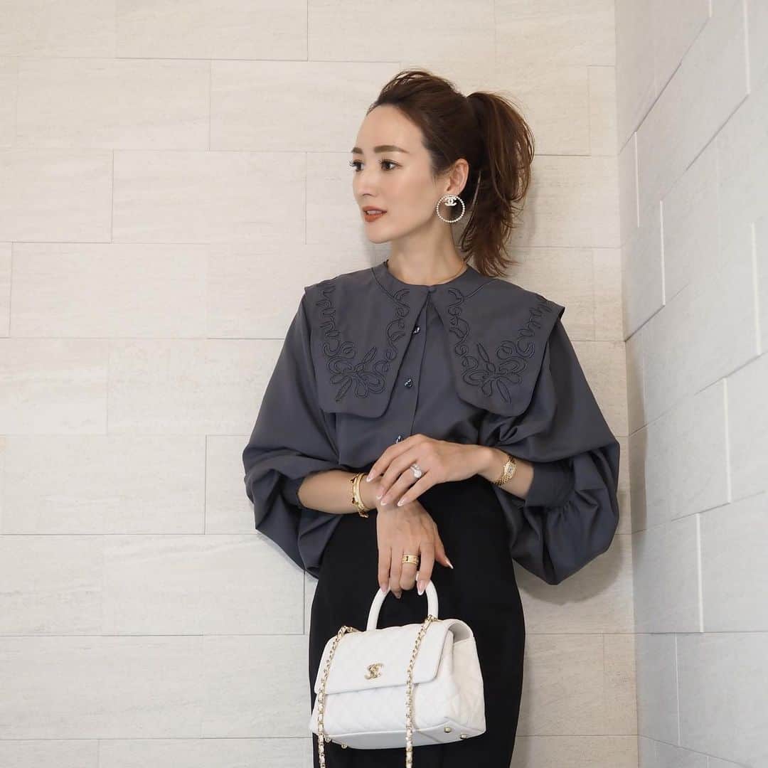 のインスタグラム：「今年もまだまだトレンドが続くビッグカラー。 だんだんと、大人が着やすいバランスがわかってきた😁 そのビッグカラーが取り外しできて 2way、さらに前後チェンジもできる 合計3wayのお得感たっぷり笑　の @classicalelf_official のブラウスは シックな色味と、襟の刺繍がさらにツボ❤️ （ブルー系その他というカラー表示です。サイズはM） 袖のボリューム感もたっぷりで やや光沢感もあって、かなりの高見えデザイン❤️ ・  #クラシカルエルフ #classicalelf #エルフコーデ #タイアップ #uniqlo #gu #zara #ユニクロ #ジーユー #ザラ #ビッグカラー #ビッグカラーブラウス #ブラウス #刺繍ブラウス#秋服 #秋コーデ #秋服コーデ #大人コーデ #大人カジュアル #プチプラ #プチプラコーデ」