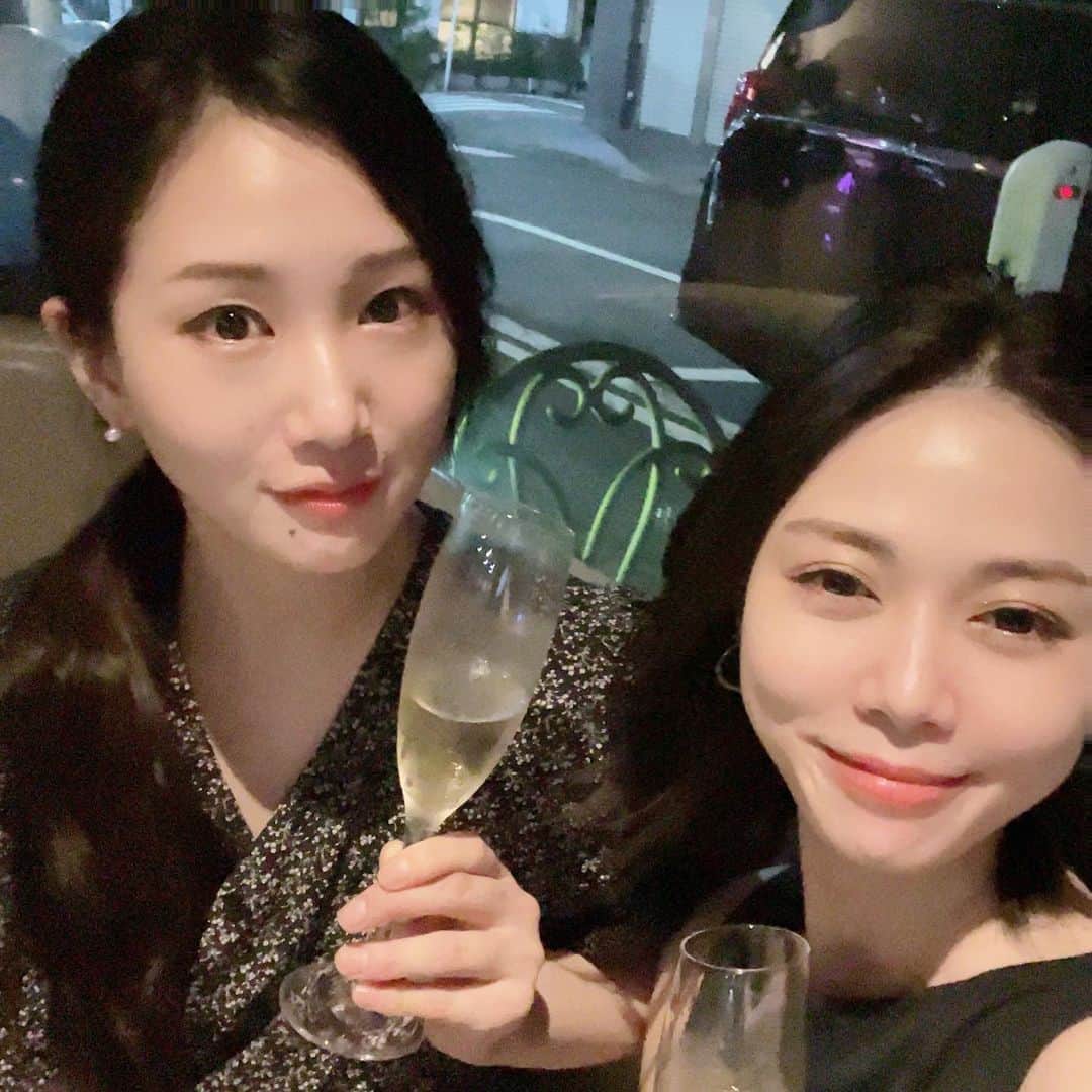 佐藤円香のインスタグラム：「. . .  シャンパン🍾でお祝い🥰📷  …年子の姉妹って だいたい妹の方がしっかりしてますよね(´･ω･`)。  …  佐藤家だけですか？  ( ˆ꒳ˆ )？ . . . . .  良いよね( ´･ω･`)♡  #妹 #姉妹 #妹好き #お祝い #シャンパン好き #champagne #🥂🍾  #bar #champagne #superlonghair #ボブ #姉妹仲良く #みんなでお酒  #alcohol #sister」