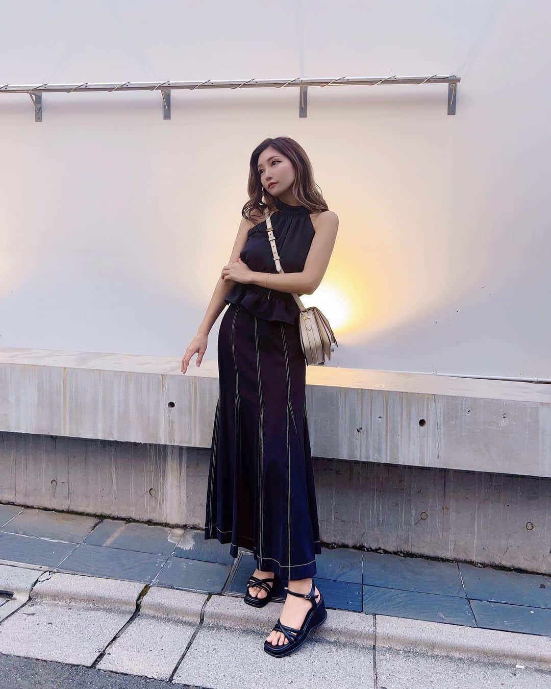 のインスタグラム：「𝐁𝐥𝐚𝐜𝐤🌚🖤 ⁡ ⁡ ⁡ ⁡ ⁡ #撮影 #ブラックコーデ #港区女子 #l4l #原宿 #表参道 #韓国 #ギャル #モデル #名古屋 #ニュークラ #ニュークラブ #キャバ嬢 #キャバクラ #ラウンジ #錦 #歌舞伎町 #新宿 #六本木 #銀座 #すすきの #中洲 #ミナミ #北新地 #水商売 #飲み屋 #美人 #ビジョビ #フォロー歓迎  #ootd ⁡」