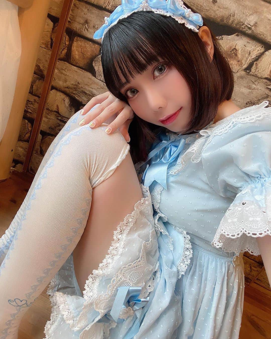 涼川ましろのインスタグラム：「可愛いお洋服着れてうれしかったなあ💎🎀🧸 まだまだ人見知りだけど最近まわりのみんなのおかげで、仲良くしてもらえる人が少しずつ増えてきてうれしい🤍 最近毎日ハッピー🌈🌈🌈 みんなの毎日もハッピーに過ごせますように✨  何枚目かのわたしは剣を指してるつもりですw🔪（黒ひげの）  追記✍️ なんか二枚目の写真めっちゃミスって自分が間違って写っちゃいましたみたいな画角になっちゃった😿本当おばか🫠🫠🫠🫠🫠🫠🫠（ほんとはちゃんとしっかりみんな写ってる写真だったのに載せ直しできないからこのままいきます😵‍💫🫶）  #ロリータ #ロリータファッション #ボブアレンジ #ヘッドドレス　#fashion #lolitafashion #lolita」
