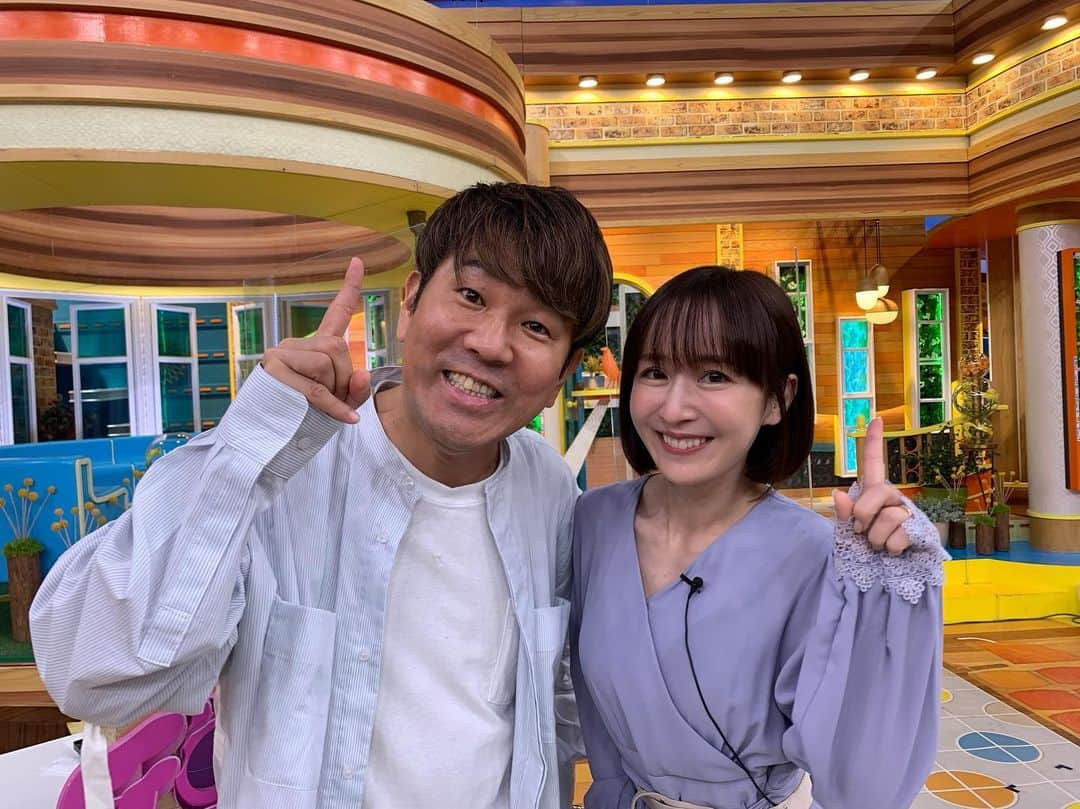 山川恵里佳さんのインスタグラム写真 - (山川恵里佳Instagram)「フォロワーさんが10000人になり 直接報告したかった人✨  フジモンさ〜ん♡  私がインスタはじめた時から フォロワーさんの数を心配してくれて笑  キニナル金曜日の収録でお会いできたので 報告と10000人ポーズで写真を撮っていただきました☺︎  20000人になったら また写真撮ってくださいね！  あと時々じゃなくて毎回チェックしてください笑  改めましてフォロワーの皆さん いつもありがとうございます☻ これからも宜しくお願いします！  #キニナル金曜日　#祝10000人」9月16日 22時22分 - erika_3_official