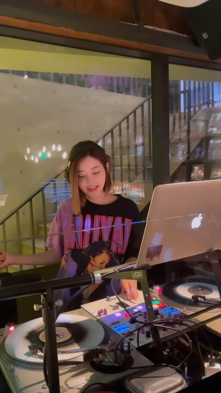 Dj Sodaのインスタグラム：「@jayjason_r 알리야를 너무 사랑해서 알리야옷을 입고 알리야 노래를 틀어!!🥰🥰 I love #Aaliyah so much that I play her songs and wear her cloths💜💛」