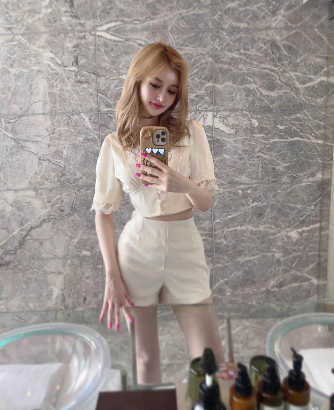 K͎A͎R͎E͎N͎のインスタグラム：「⚪️  ホワイトな気分続いてます🐈幸せ  #ootd #ootdfashion #selfie #happy #ブルベ夏」