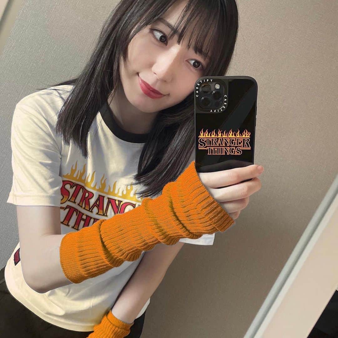 松井咲子のインスタグラム：「すきな映画やドラマのコラボグッズ、全部欲しくなってしまうのでたすけてください(嬉しい悲鳴)  これまたお気に入りのiPhoneケース🔥  #casetify #strangerthings  #strangerthings4 #ストレンジャーシングス #strangerthingsxcasetify #さきT #映画Tシャツ #ZARA #過去の映画tシャツここから観られます」