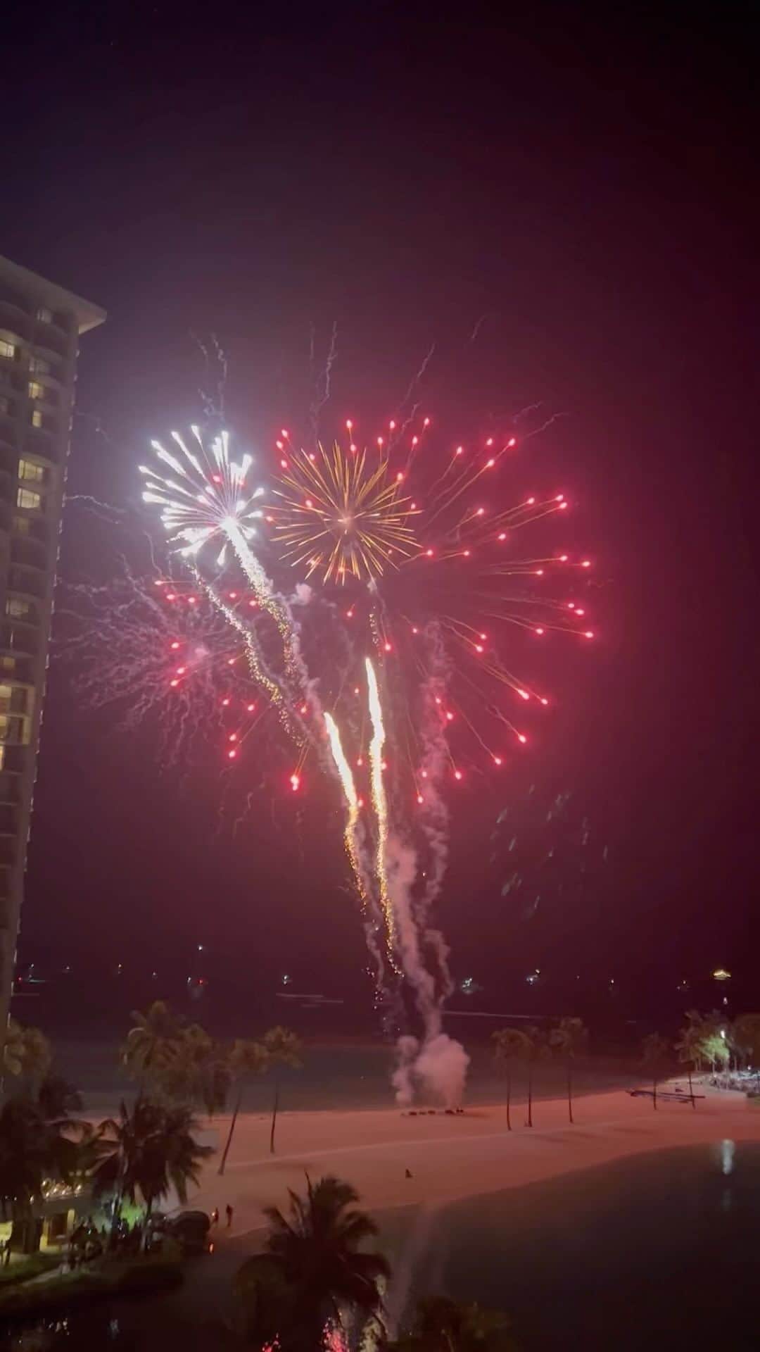 カータンのインスタグラム：「#ヒルトンハワイアンビレッジ  #ラグーンタワー  #金曜花火」
