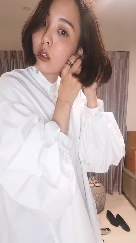 ayaka8880のインスタグラム：「ルフィル インスタライブ ✓白ブラウスを味変えするアイテム ✓欲しいアウター一気見せ  天の声は夫」