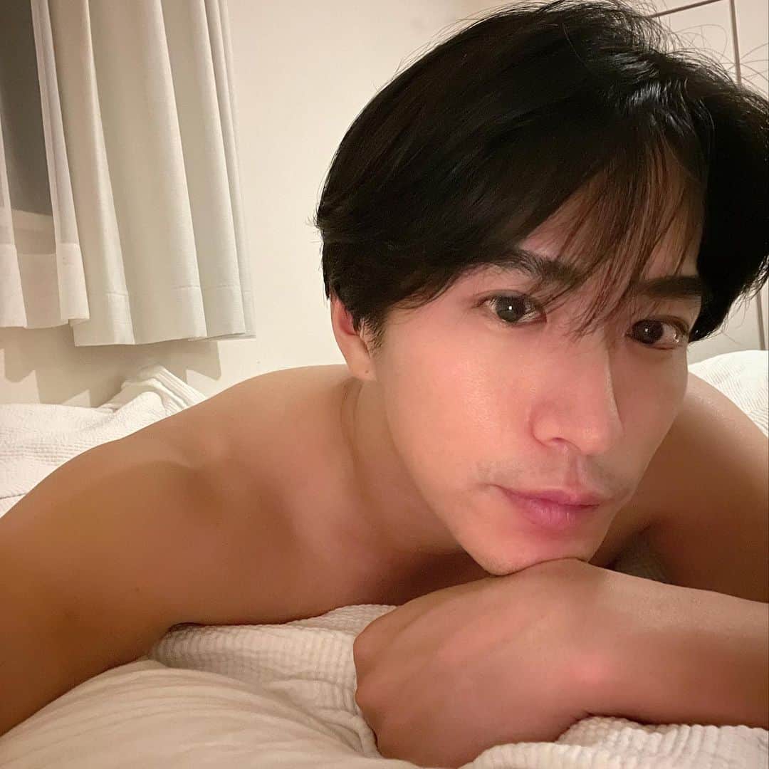 のインスタグラム：「Have a sweet dream 🌛💫✨ * * @met_beauty_clinic でピコフラクショナルの施術をして肌が変わった❣️  ダウンタイム少ないし、おススメする⚡️ * * * #japanese #model #skin #beauty」