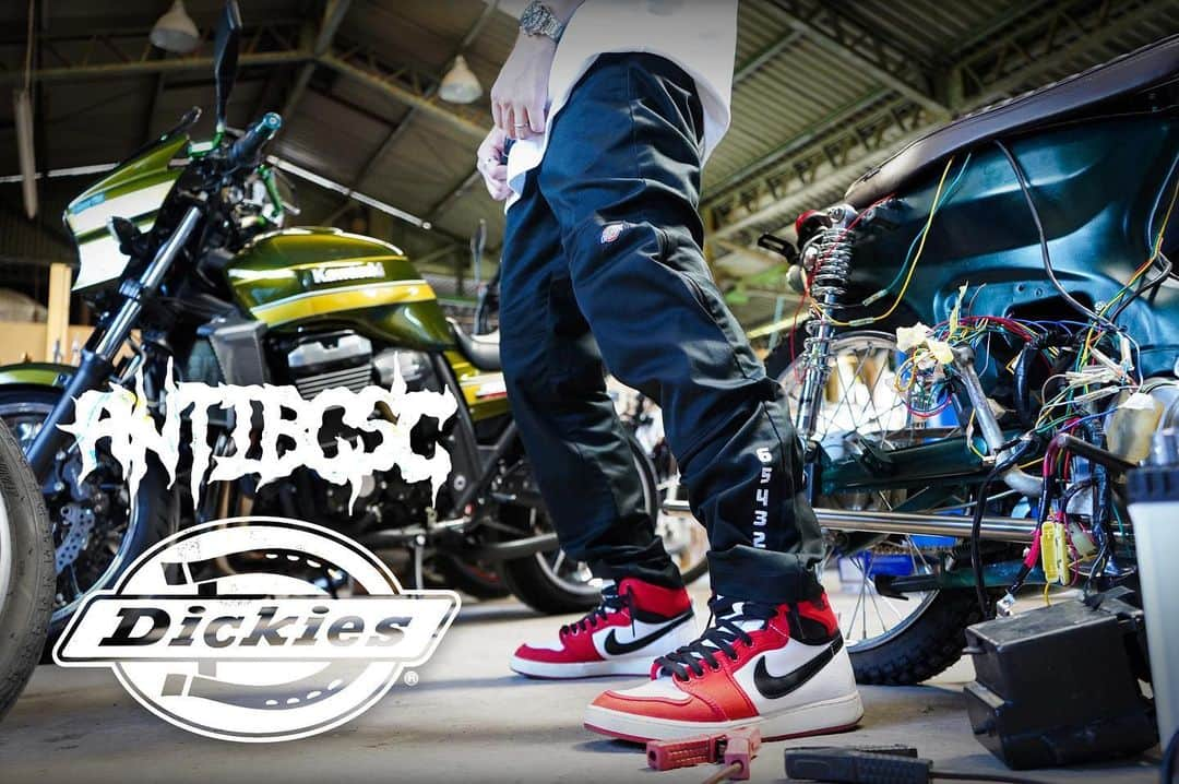 ANTI BCSCのインスタグラム：「【Dickies®︎×ANTIBCSCコラボパンツ発売決定‼︎】 ワークウェアとバイクウェアをミックスしたバイカーズパンツをDickies®︎と共同で制作しました。 ダブルニーに着想を得て、バイカーズパンツとしての機能を持たせたオリジナルデザインのスペシャルアイテムです！  【販売時期と販売先サイト】 9/17（土）20:00〜 ANTIBCSC STORE https://antibcsc.stores.jp ※完全受注生産です。 ※お届けまで日数を要します。  #antibcsc #dickies #dickies874 #dickiesworkwear #ディッキーズ #アンチビクスク」