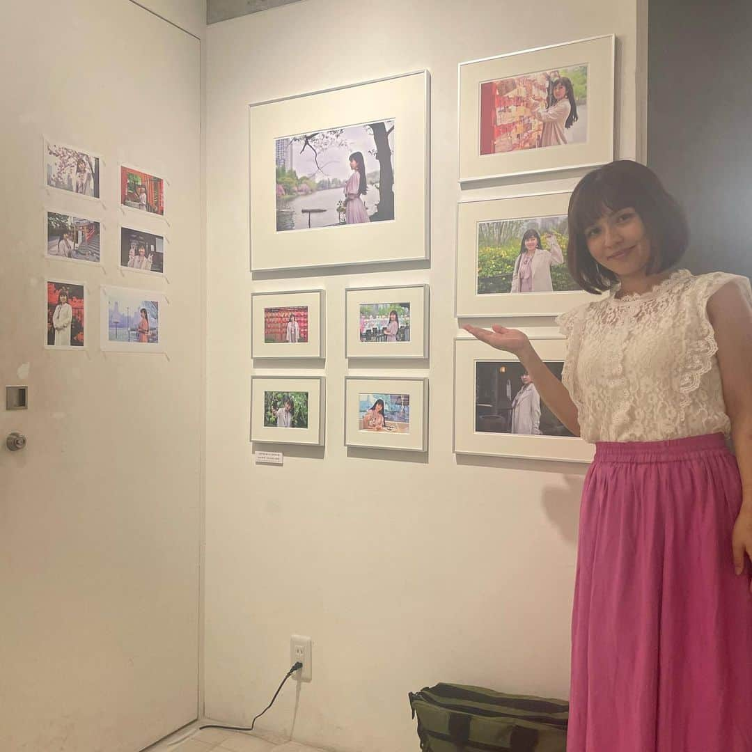 茜結のインスタグラム：「本日写真展でした。  来てくださったみなさんありがとうございました✨✨ すごい盛り上がりでした💗 明日も引き続きお待ちしております  17日　11時〜19時30分 18日　11時〜17時30分  とてもリーズナブルに作品販売もしてます。 遠方の方で、欲しい方いらっしゃいましたら 是非メッセージでご相談くださいね」