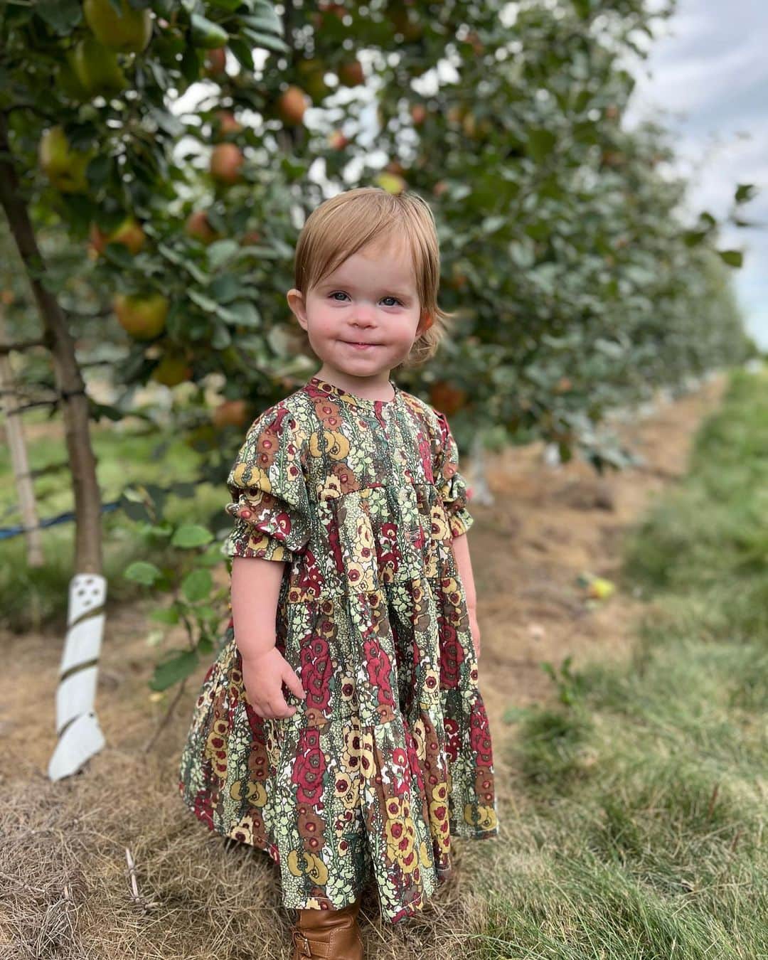 Breonne Rittingerのインスタグラム：「Early fall in Washington is where we belong! ❤️ #washington #farm #baileysupickfarm #briar #katequinn」