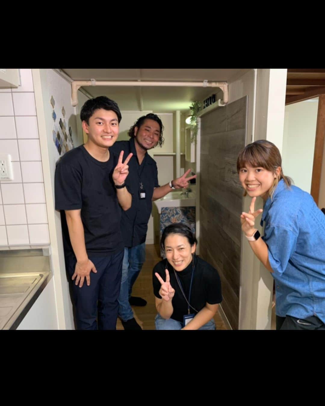 山本大貴のインスタグラム：「. 木曜日はスロイジ中継でした〜！  部屋丸ごとDIYする「スロイジルーム企画」が進行中🔨  今回は「洗面所まわり」をDIYしました！ 短時間でこんなにも雰囲気が変わるなんて、、 さすがプロの技👏👏 僕もちゃんとやりました！ちょっとズレましたが😅 #友安製作所 #カンテレ #スロイジ #DIY」