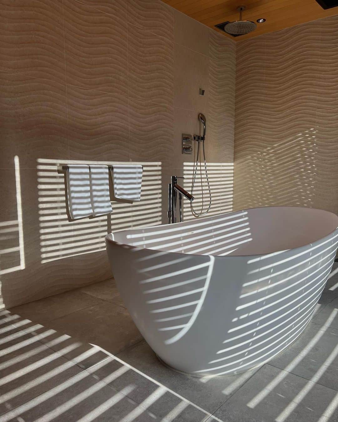 大屋夏南のインスタグラム：「Dream bathroom 💫 自分の家を建てるときは太陽の光がたっぷり入るお風呂にしたいな💭」
