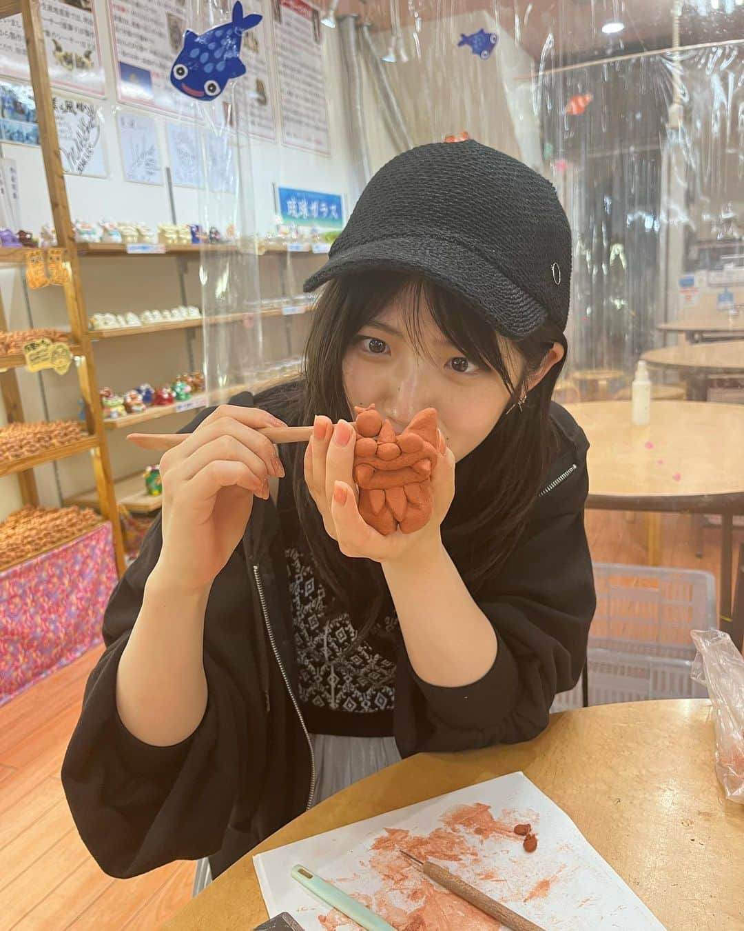 村山彩希のインスタグラム：「シーサー作成中のゆいりー🌺💛 このシーサーは今どこに飾ってあるのでしょうか？ 答えは、#ゆうなぁもぎおんチャンネル をチェックしてみてくださいね✨  #村山彩希  #ゆいりー  #村山彩希1st写真集普通が好き  #akb48  #ふつりーが好き」