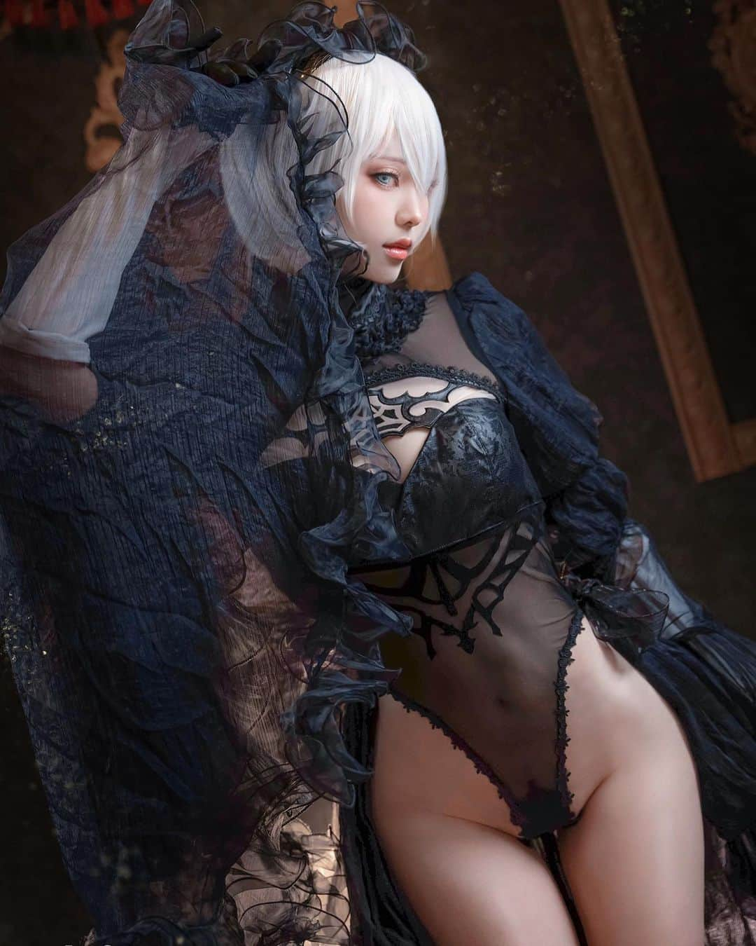 Elyのインスタグラム：「2B wedding dress-black ver. Full set(16p) in this month set C🖤 ✧～✧～✧ 2B 花嫁-ブラック🖤 今月のCセット写真です＊ ✧～✧～✧ 神秘感滿滿的黑色花嫁2B 收錄在本月C組💌  #ely #elycosplay #cosplay #2B #nierautomata #nierautomata2b #nierautomatacosplay」