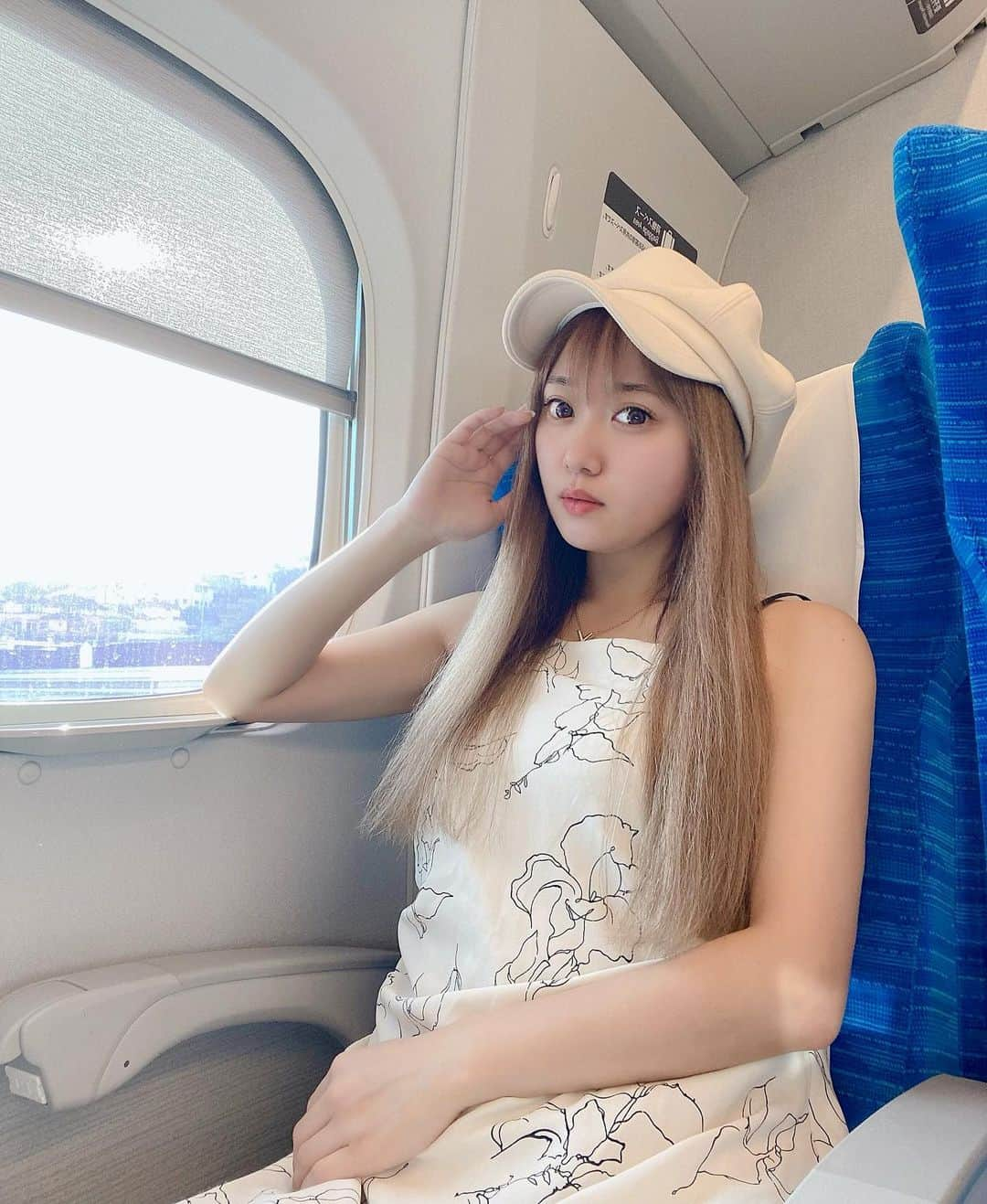 松本ゆんのインスタグラム：「🚅💕🌈❤️✨ おはようございます🌤 #goodmorning  今日も早起きできました♡♡♡  3ヶ月ぶりの大阪です💓(｡･ω･｡) 大阪チャンス撮影会👙✨ 🈵満員御礼🈵 ありがとうございます🥺💕💕💕 予約してくれた皆様よろしくね♡♡ #gravura #gravureidol #asiangirls #japanese #osaka #新幹線 #大阪 #撮影会 #撮影会モデル #グラビア #グラドル #松本ゆん #チャンス撮影会」