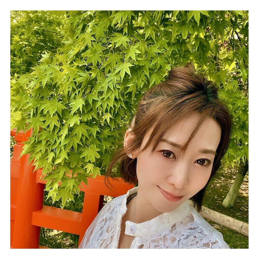 龍真咲のインスタグラム：「おはようございます🌺 今日から国連が提唱している持続可能性な開発目標の推進に向けた日本最大級のイベント#happyearthfesta2022  が始まります🌏今日のスケジュールはイオンモール沖縄ライカム1階グランドスクエアで行われるオープニングセッションです！就任式とトークイベントなどがあります💡 今の沖縄は、むちゃ晴れ🌞ニュースでは今日が大荒れ…どうなるのか。。シルバーウィークということでおでかけの方も多いと思います。くれぐれもお気をつけくださいね！ スポーツ報知さんも記事にしてくださってるのでお読みください📰  そして今日は土曜日です！ #龍真咲のMOONLIGHTPARTY#ニッポン放送 21:10〜です📻✨✨ 野球の為1ヶ月半お休みのラジオ。。 今日はどうなることやら⚾️そわそわしましょ💡ゲストは宝塚時代の同期 @seri_ayazuki #綾月せり まゆみちゃんの最終回です！#radiko でもお聴き頂けますのでぜひ！  @niwa.medical_official  #沖縄#那覇　那覇泊初めてなのでオススメあったら教えてください🤭　  あ。今急に空が暗くなりはじめました…☁️ いよいよ、か、、。」