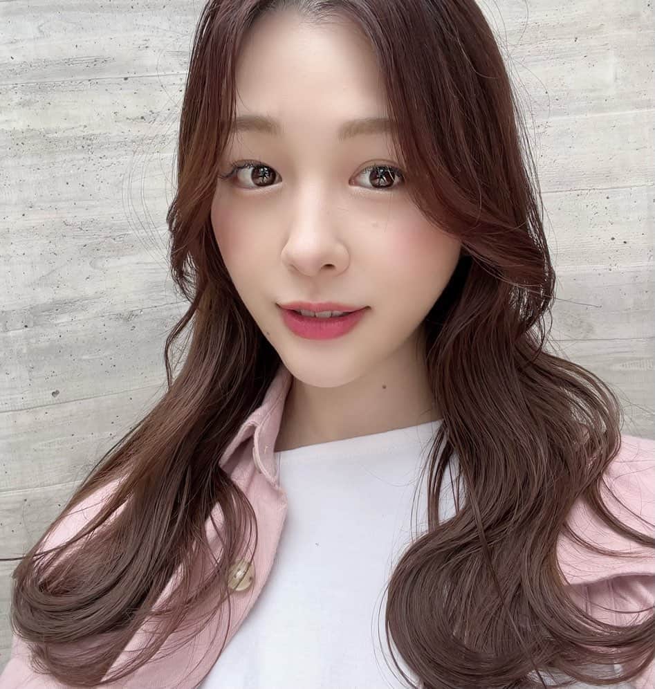 のインスタグラム：「✂️Face layer✂️  伸びて重くなっていた 髪を軽くしてもらって 巻きやすくなったー🤍🤍  嬉しいです( ´,,•ω•,,`)♡ New ヘアーどうですか？ いいね待ってます❣️  #美容院 #フェイスレイヤー #ロングヘア  #ロングヘアアレンジ #巻き髪 #韓国ヘア  #美容室 #恵比寿 #東京 #カット #モデル #PR #インスタ女子 #インスタグラマー #facelayer  #cutecut #instagood #likeforlikes #✂️  #大人女子 #大人かわいい #30代ファッション #30代コーデ #30代ヘアスタイル #大人可愛い」