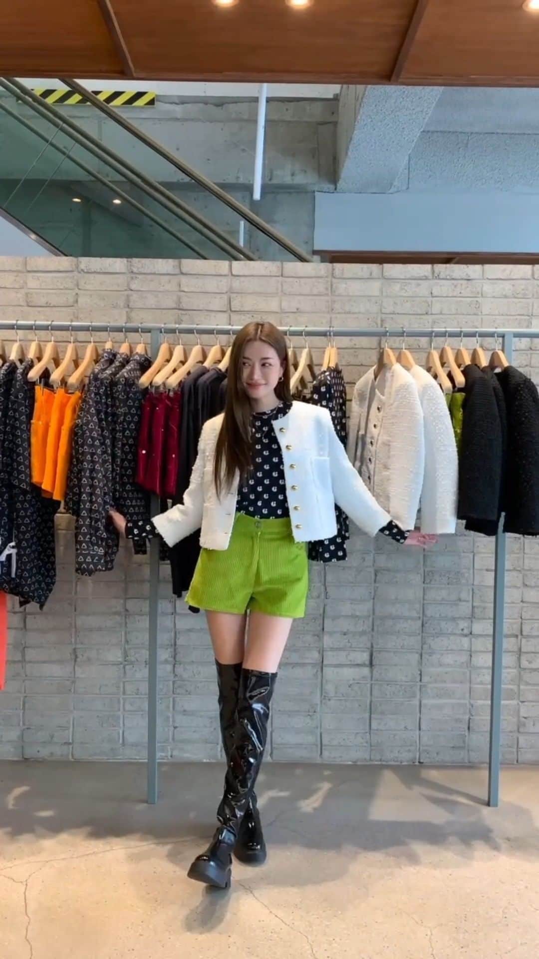 Official STYLENANDAのインスタグラム：「딱 이번 주말까지만! 3CE 스타일난다 오프라인 플래그십 스토어와 백화점에서는  👉 립틴트류 전 품목 9,900원! 👉 그 외 코스메틱 30% 할인 중! * 일부품목 제외 👉 NEW IN🥰 3CE Stylenanda Pre-Fall Collection  이번 주말은 오프라인에서 3CE 스타일난다를 만나보세요.  📅: 9/12(MON)~9/18(SUN)  All lip tints are 9,900KRW and other cosmetics are 30% off at 3CE Stylenanda offline flagship stores and department stores in South Korea.* * Few items are excluded - 📸: @sora_pppp 👗: @3ce_official 3CE Stylenanda Pre-fall Collection  🔖 Tag #houseof3ce @houseof3ce and share your #MOTD and #OOTD with us! - #3CE #3CEStylenanda #3CE스타일난다 #houseof3ce」