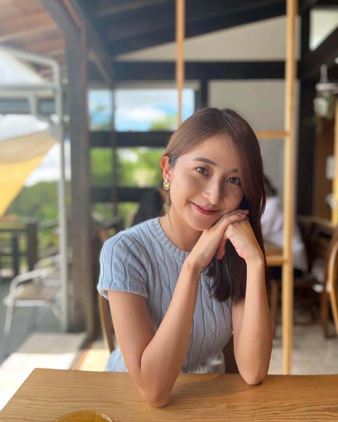 日比麻音子のインスタグラム：「三連休ですね〜 かく言うワタシはお仕事です🏃‍♀️  おやすみの方も、おしごとの方も、 いい週末を🍃  写真はある休日に友人たちと 少し遠出した時のもの。 すっかり秋ですね🍂」