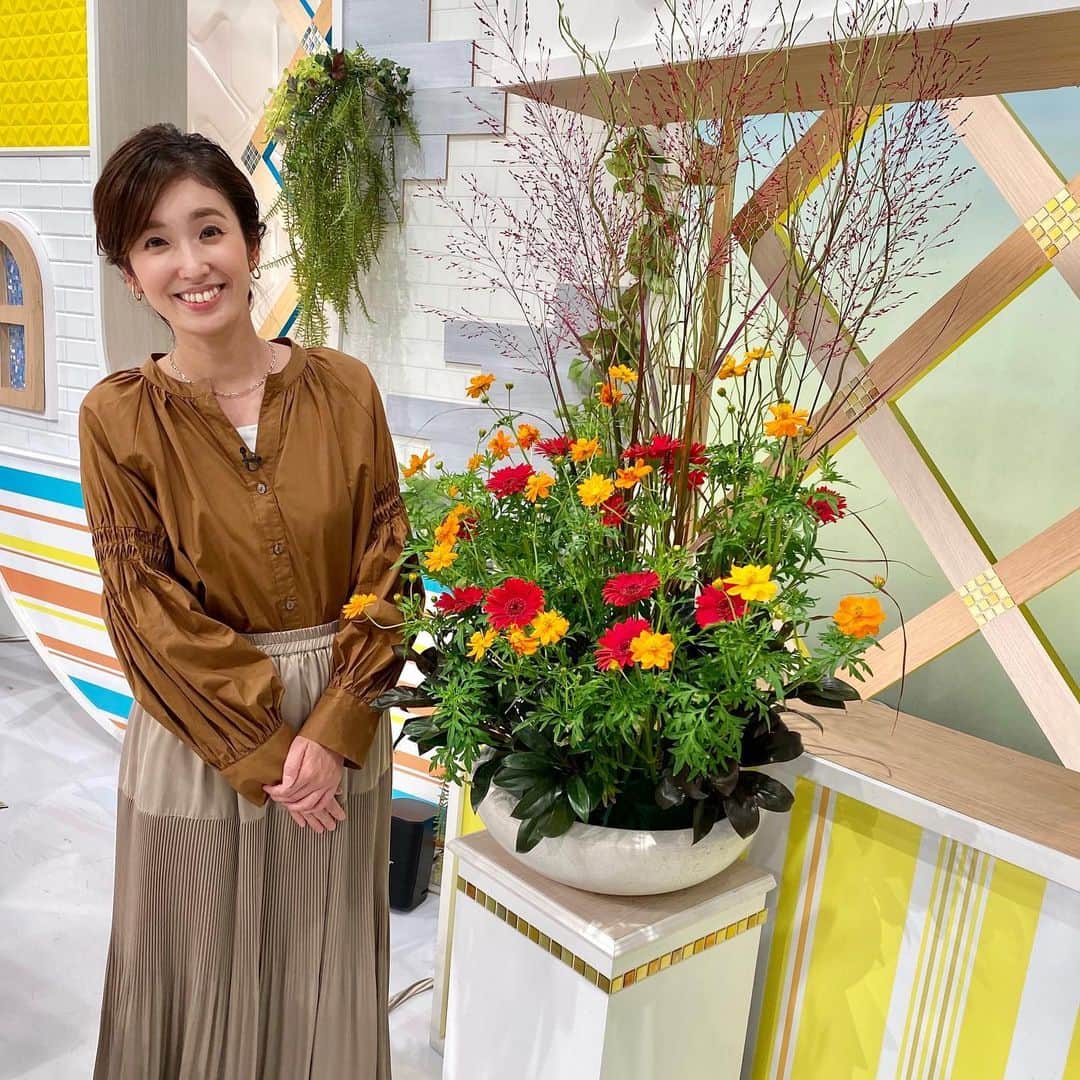 のインスタグラム：「小嶋です！🍁  ここ数日、夏に逆戻りのような暑さが続いていましたが…女性アナウンサーコラム・今回のテーマは『秋の気配』  番組の衣装にも“秋の気配”が！🥰🍁  ぜひ『ひろしまリード』を検索して、ご覧ください🙇‍♀️❣️✨  台風の影響も心配ですね…💨 大きな被害が出ないことを祈ります🥲」