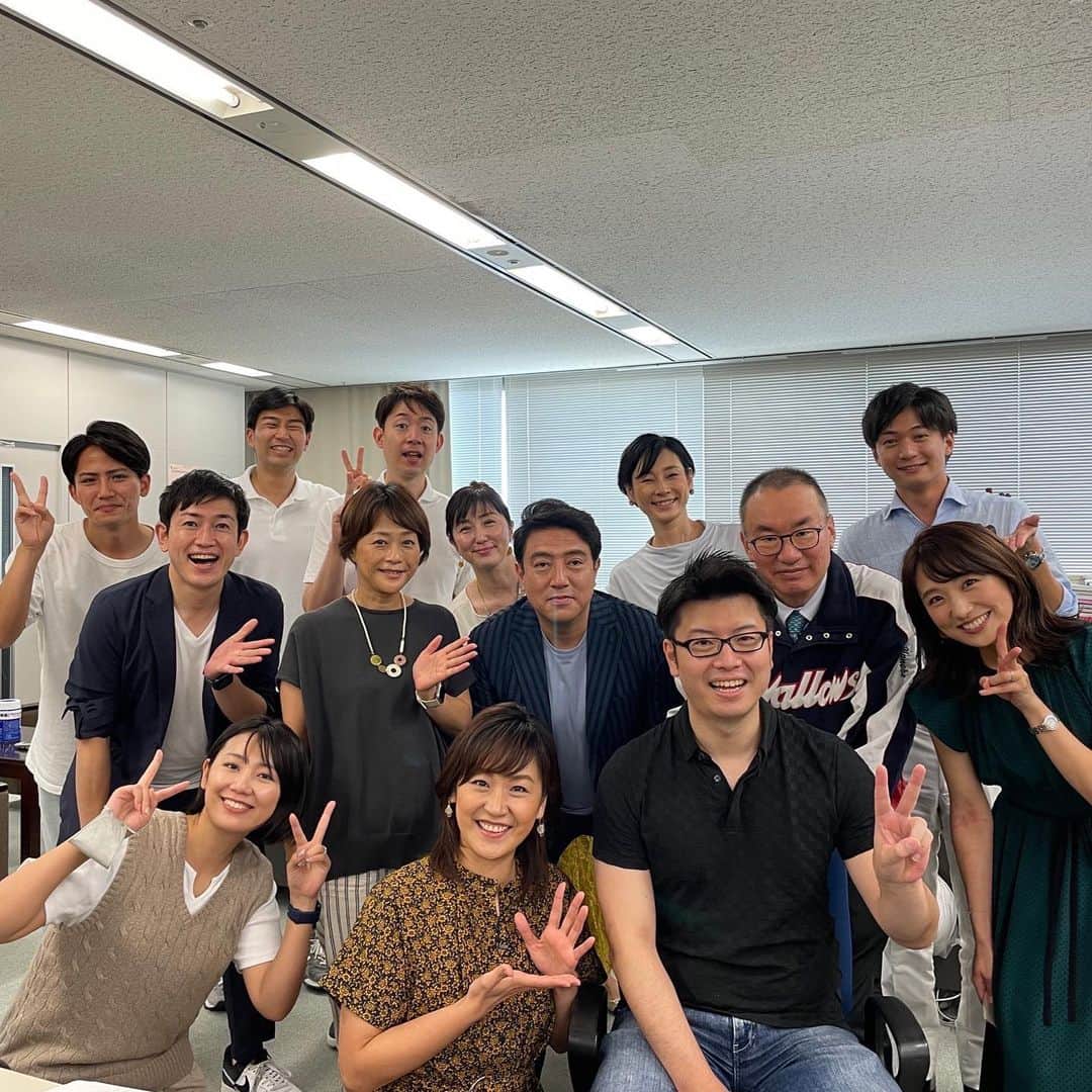 フジテレビアナウンサーのインスタグラム：「我が同期の「すーさん」こと、鈴木芳彦アナウンサーが、退社することになりました。 新たなフィールドへ旅立つすーさん。 最終出社日にアナウンス室のメンバーでお見送りしました🌸 2003年にそれぞれフジテレビ、ニッポン放送に入社して、3年後に同じ職場で同期になってから早17年。。 先輩からも後輩からも、スタッフさんからも愛されたすーさん。 都市伝説が大好きなすーさん。 「おー沙織ちゃんー元気？」という低音ボイスが明日から聞けないなんて…。  熱い男・すーさん💪 みんな応援してるよ‼️ #鈴木芳彦 #石本沙織 #フジテレビアナウンサー」