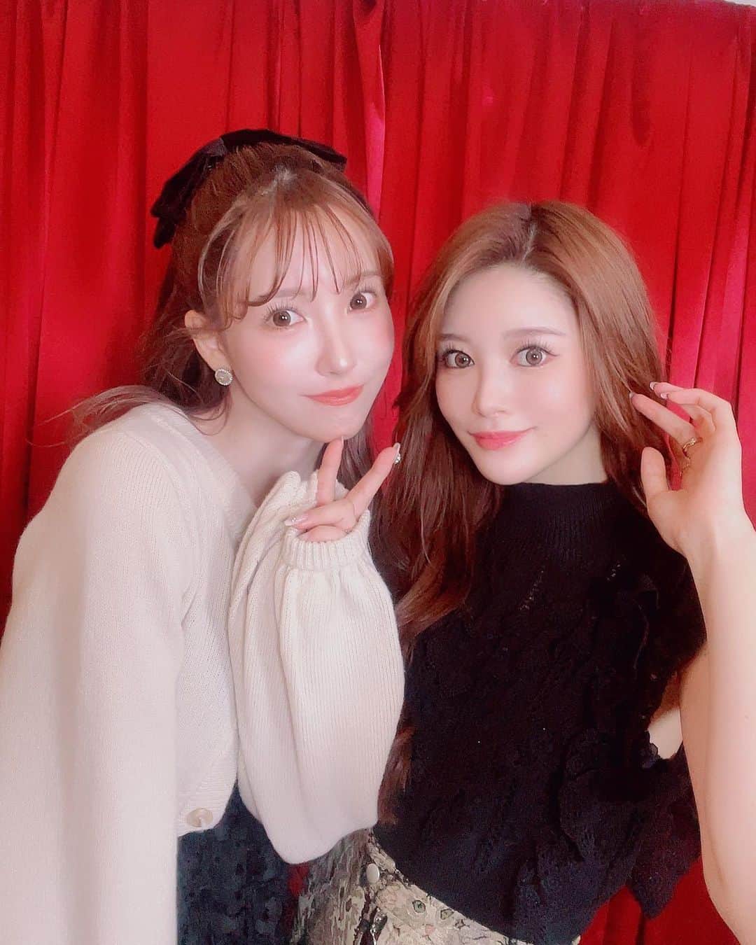 のインスタグラム：「@mistreass_official の展示会行ってきた🤍 . 秋服可愛すぎだよ🍁 いつもお誘いありがとう💌 . I participated to Yua's apparel brand, MISTREASS's exhibition! . 参加在她的服装的展览会🫧 . #三上悠亜 #mistreass  . #相沢みなみ」