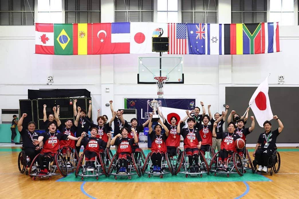 鳥海連志のインスタグラム：「🇯🇵🥇 世界一のチームになりました！！！ バスケ界で日本が世界一になることがどれだけ難しいことか… 東京パラを経験したからこそ目指した目標。 頼り頼られる仲間、勝利に導いてくれたコーチ陣はじめスタッフ、日本で応援してくれた仲間と先輩たち、そしてファンの皆さん、みんな世界一です！ 言葉に表せないくらい最高の出来事。  最高のチームだった。 ありがとう。」