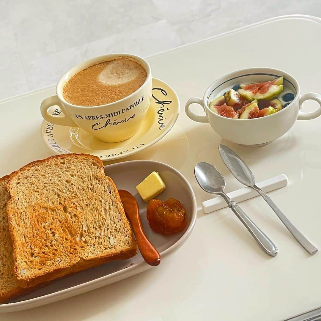のインスタグラム：「☕️🍞」