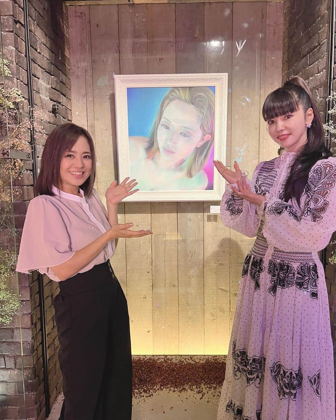 蒼井そらのインスタグラム：「お友達でチョークアーティストのmoecoちゃんの個展に遊びいって来たよ！ 実はモデルを務めましてね、初めて作品を生で見ましてね、  マジすげーの。これ、全部チョークよ？みたいな。←語彙力w  空間演出も超可愛くて、全部もえちゃんが作ってるんだって、凄いなぁ。  場所：東京代官山 【gallery roarguns】 〒150-0034 東京都渋谷区代官山町１−８ 代官山太平洋ビル 0100 1F  開催期間： 9月16日～26日まで（定休日なし） ギャラリーopen時間 12時〜19時  だそうです。見に行ってみてね！  #チョークアート #chalkart  #moecochalkart   @moecochalkart」