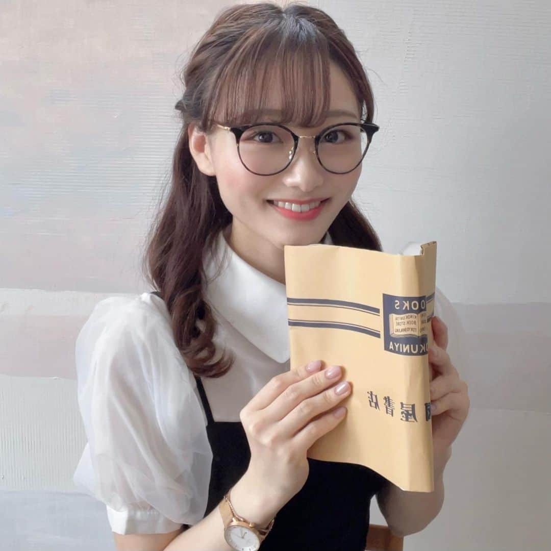 大石乃愛さんのインスタグラム写真 - (大石乃愛Instagram)「最近ずっとかけてるお気に入りのメガネ🤓🤍  着用しているデザイン:DX186892-01 @zeelool_jp  #zeelool_jp さんのメガネです🫶🏻  べっ甲柄とゴールドの縁が肌なじみ良くて、レンズ大きめで小顔効果も抜群◎  オンラインショップでは自分の顔写真を入れて試着が何度もできるのでゲットする前にイメージが付きやすいのも嬉しいです😽  サイズ感もちょうど良いので、老若男女関係なく使えると思います😉  🌼10%オフ割引専用コード:「oishi」 良かったら使ってみてね🌱 商品総額5000円以上お買い上げで利用可能です（送料別）  #メガネ #眼鏡 #zeelool #zeeloolglasses #glassesgirl #glassesfashion #伊達メガネ #ブルーライトカットメガネ #黒縁メガネ #ゴールドアクセサリー #メガネ女子 #メガネコーデ #小顔効果」9月17日 22時12分 - noa__nikoniko