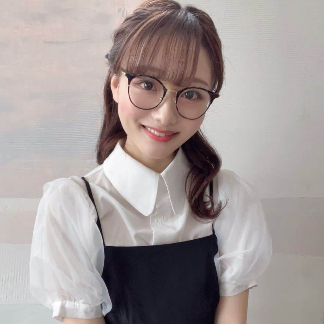 大石乃愛さんのインスタグラム写真 - (大石乃愛Instagram)「最近ずっとかけてるお気に入りのメガネ🤓🤍  着用しているデザイン:DX186892-01 @zeelool_jp  #zeelool_jp さんのメガネです🫶🏻  べっ甲柄とゴールドの縁が肌なじみ良くて、レンズ大きめで小顔効果も抜群◎  オンラインショップでは自分の顔写真を入れて試着が何度もできるのでゲットする前にイメージが付きやすいのも嬉しいです😽  サイズ感もちょうど良いので、老若男女関係なく使えると思います😉  🌼10%オフ割引専用コード:「oishi」 良かったら使ってみてね🌱 商品総額5000円以上お買い上げで利用可能です（送料別）  #メガネ #眼鏡 #zeelool #zeeloolglasses #glassesgirl #glassesfashion #伊達メガネ #ブルーライトカットメガネ #黒縁メガネ #ゴールドアクセサリー #メガネ女子 #メガネコーデ #小顔効果」9月17日 22時12分 - noa__nikoniko